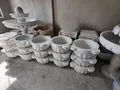 Mermer hamam kurnası, depo alanında çeşitli model ve fıskiyelerle