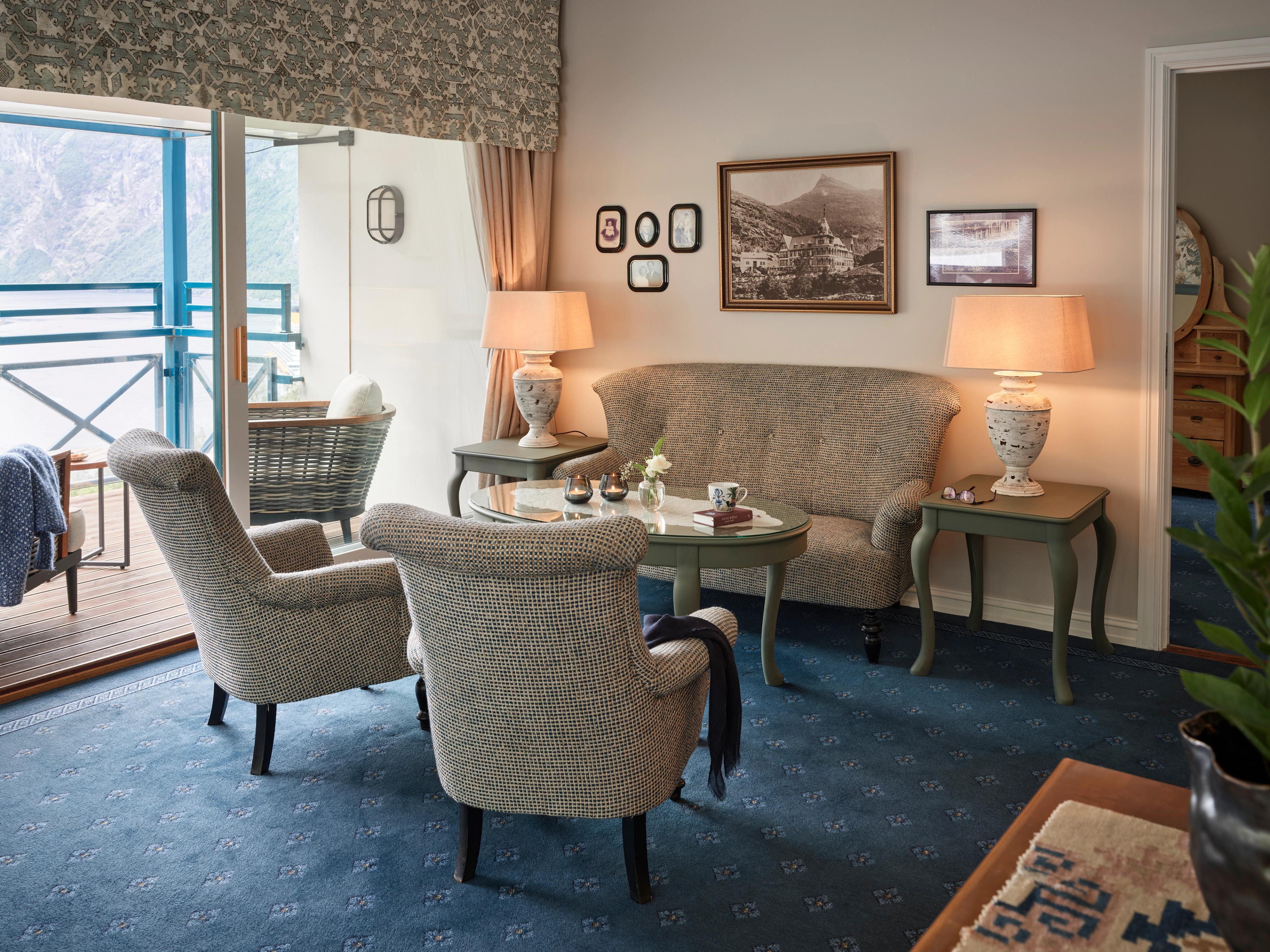To ulike sofa og sittegrupper i romslig suite ved Union Geiranger