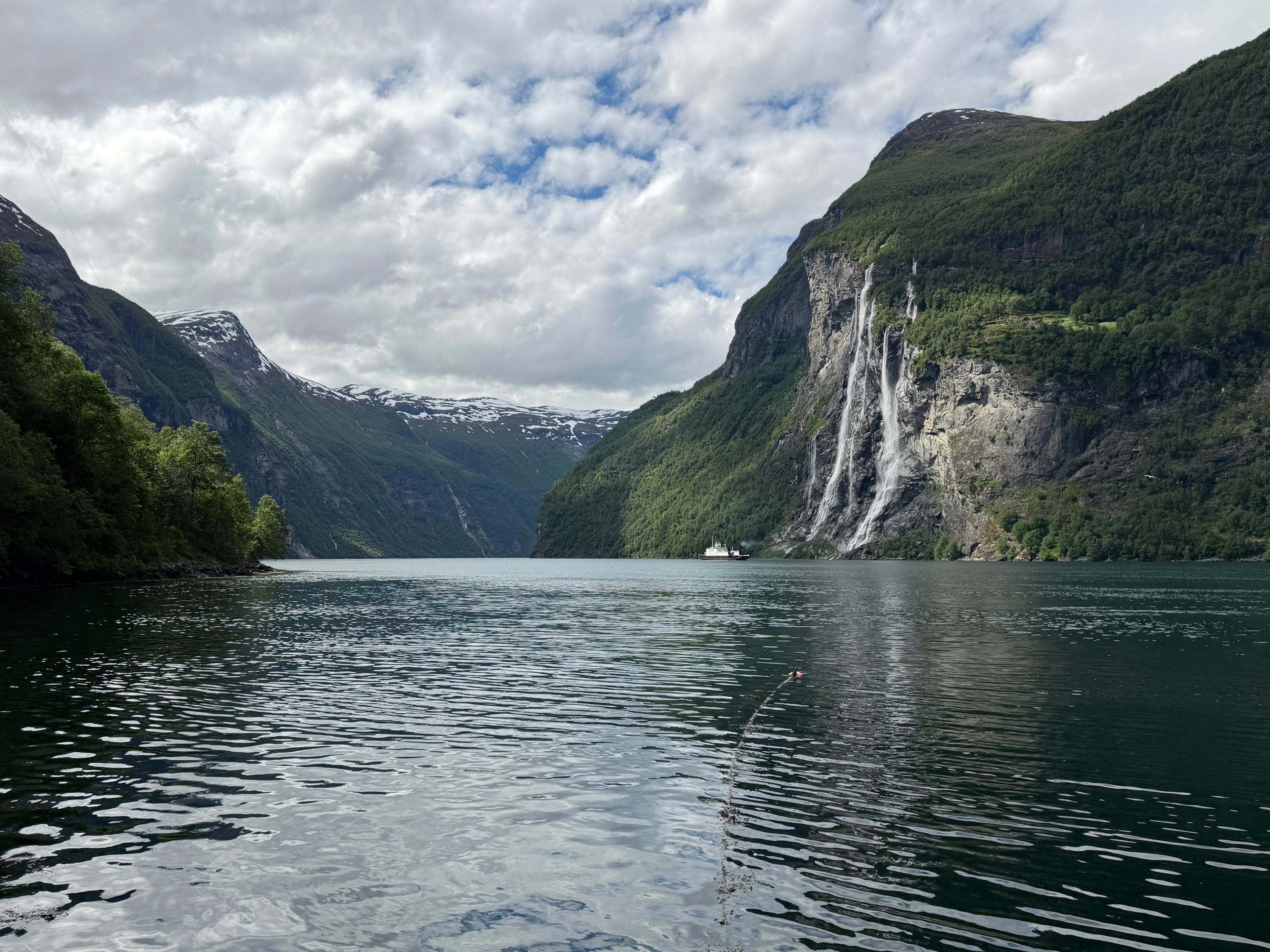 Slørete lys over fjorden