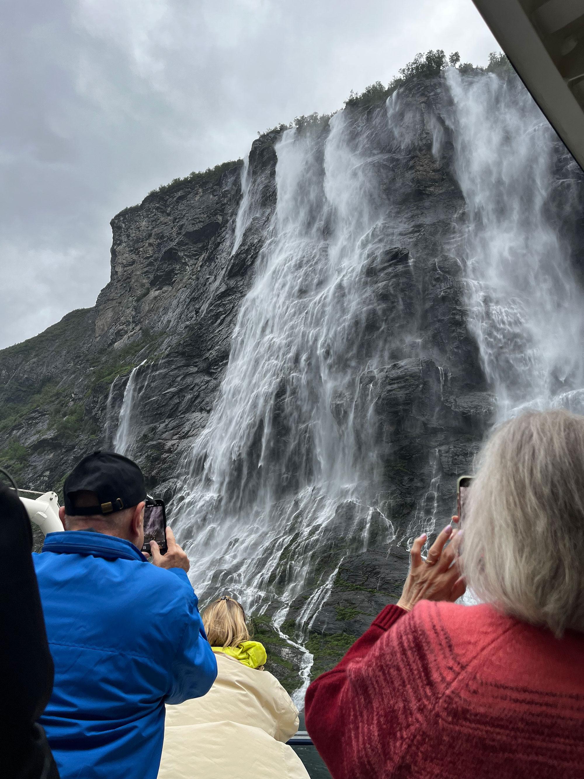 Kom tett på fossefalla