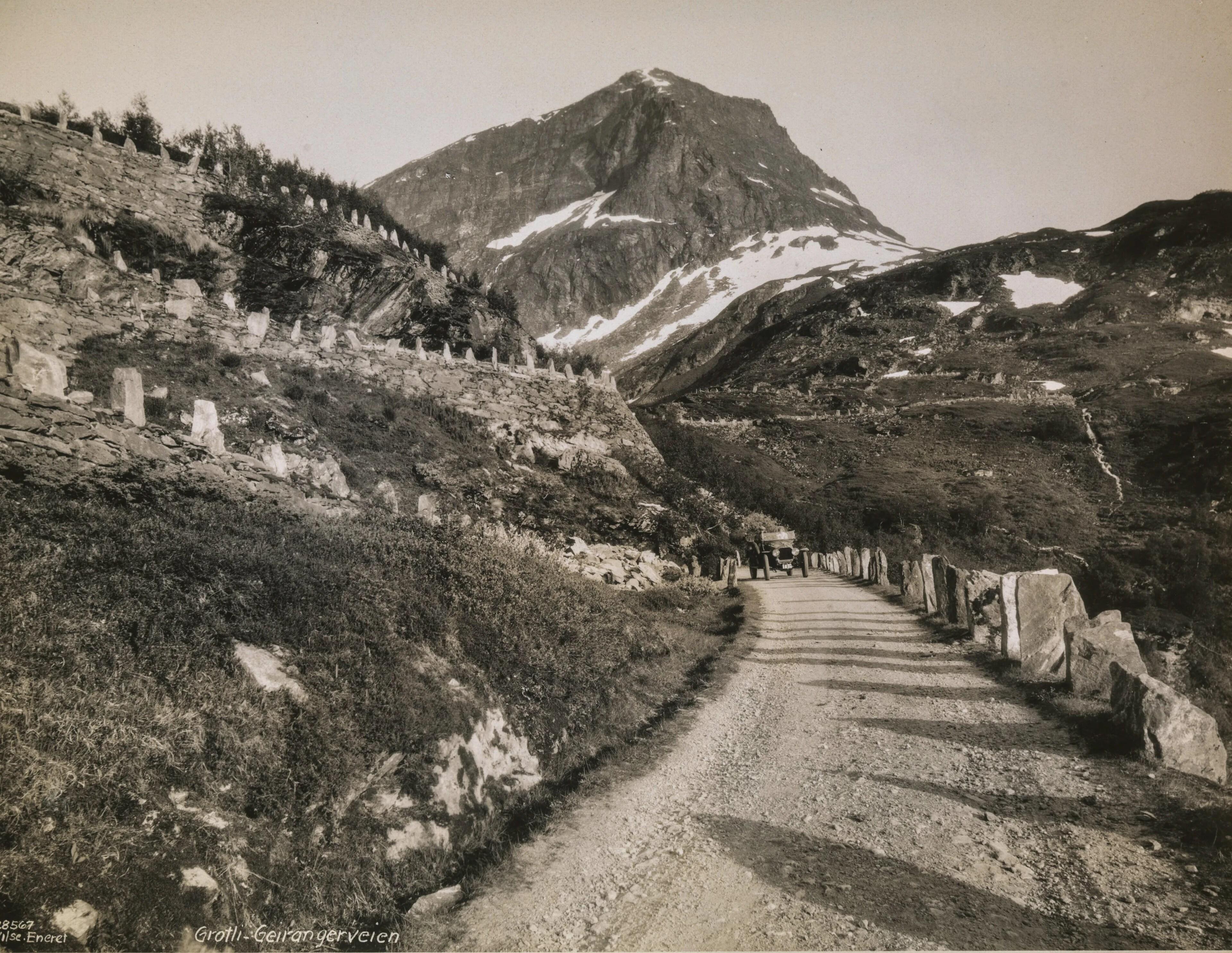 The Geiranger road won a gold medal at the World Exhibition in Paris in 1900.