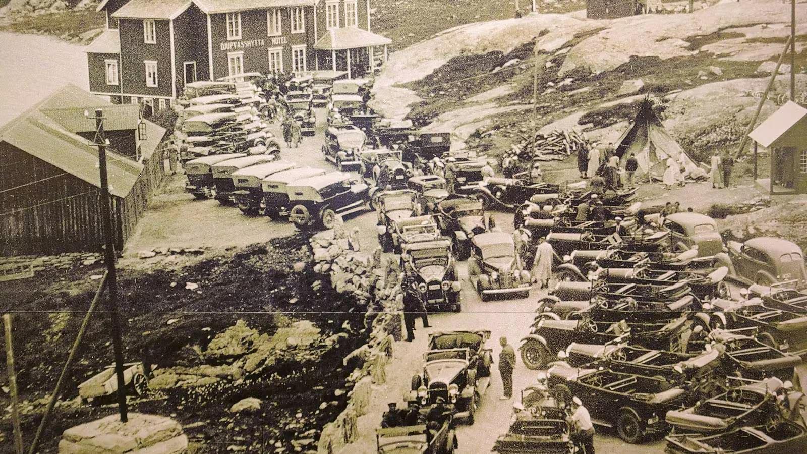 Bilete frå Djupvasshytta rundt 1930