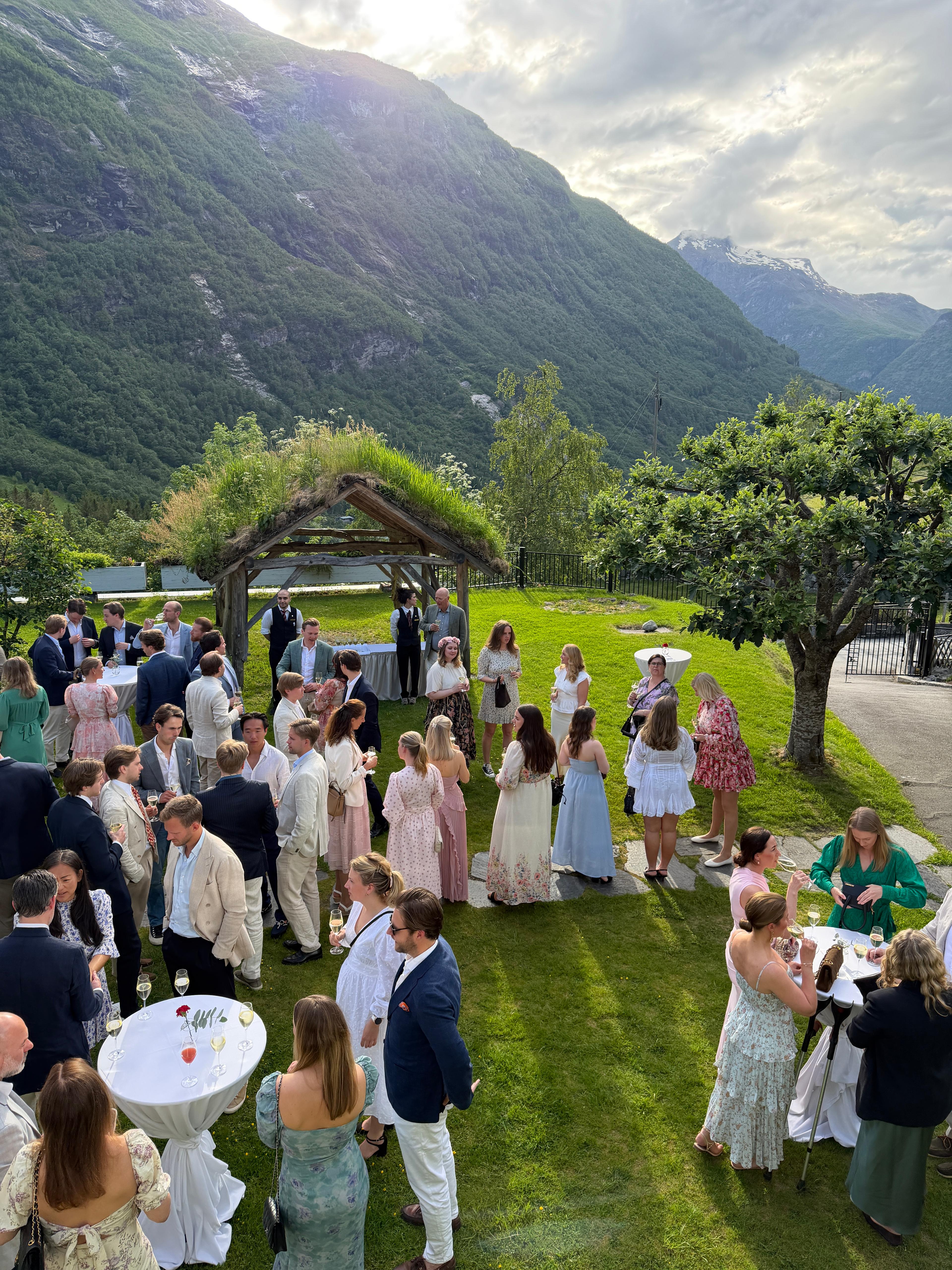 Aperitiff i hagen ved hotellet i samband med jubileumsfest.