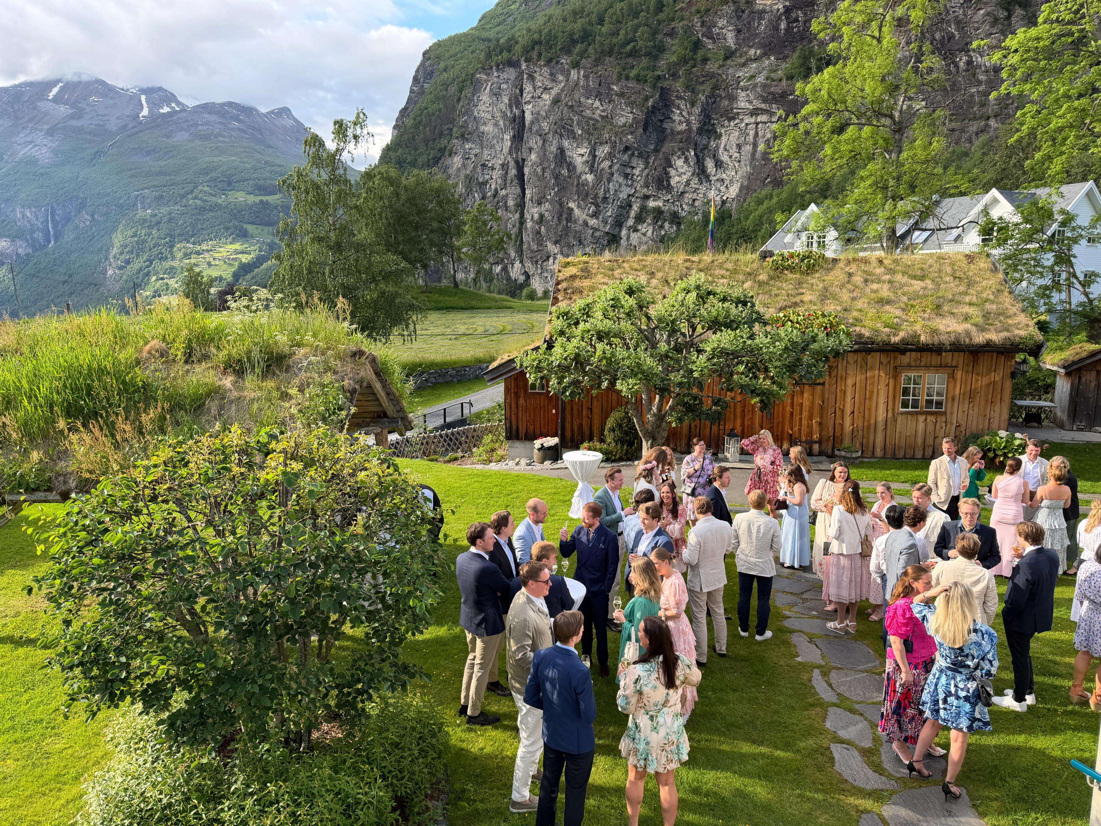 Hotellhagen kan nyttast til ein aperitiff før middag