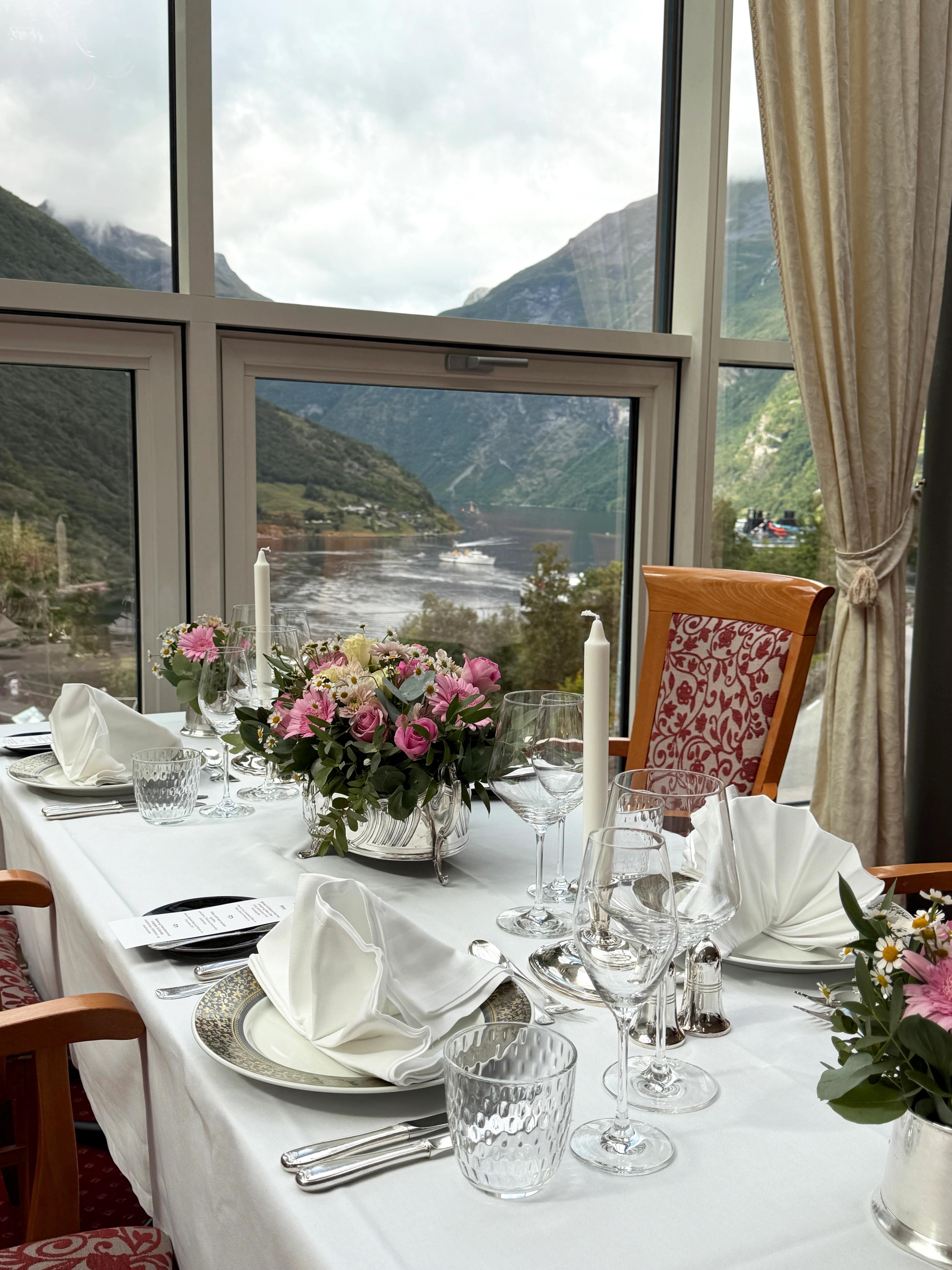 Blomsteroppsats og lys under festmiddag i Restaurant Julie