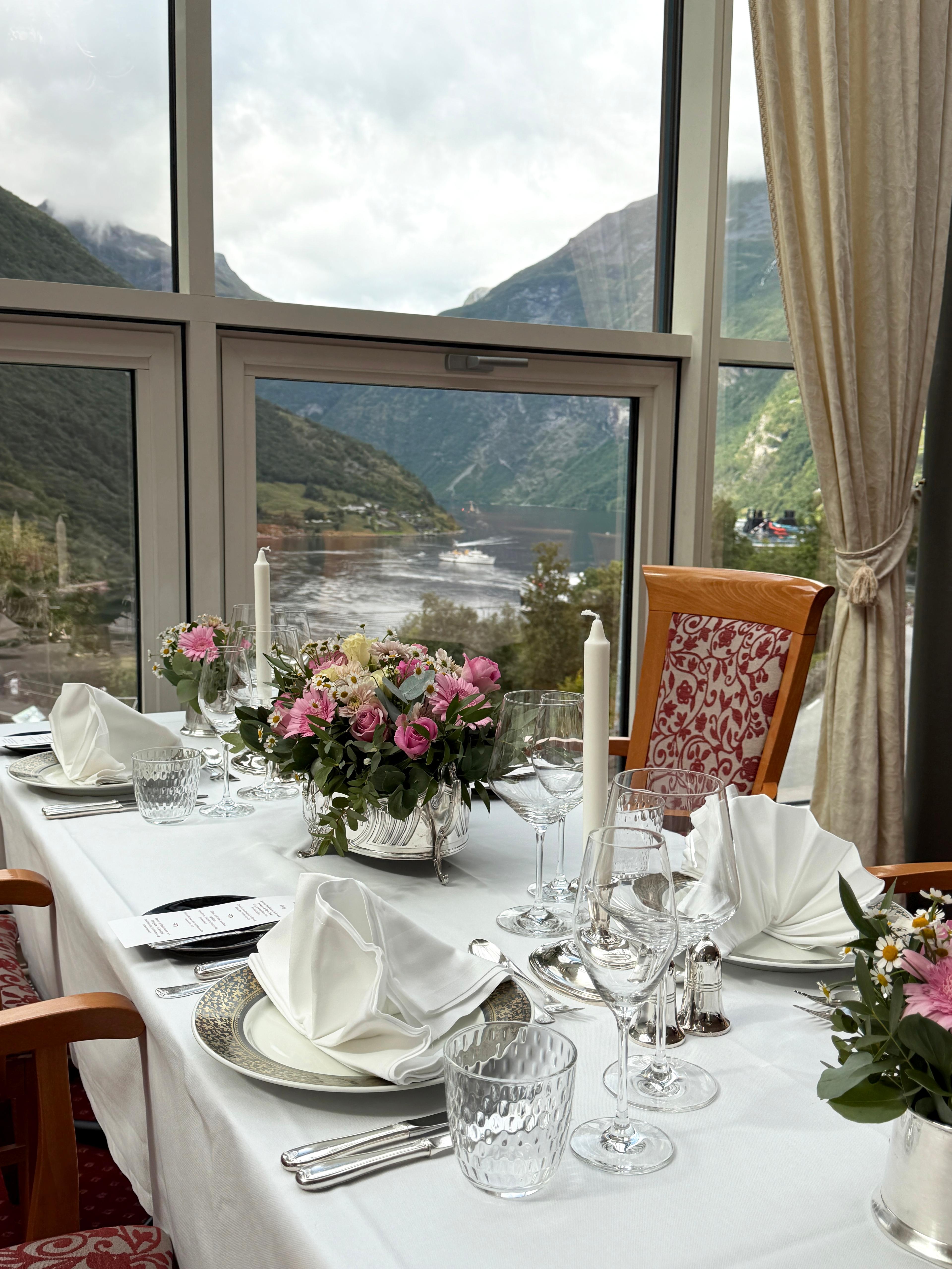 Blomsteroppsats og lys under festmiddag i Restaurant Julie