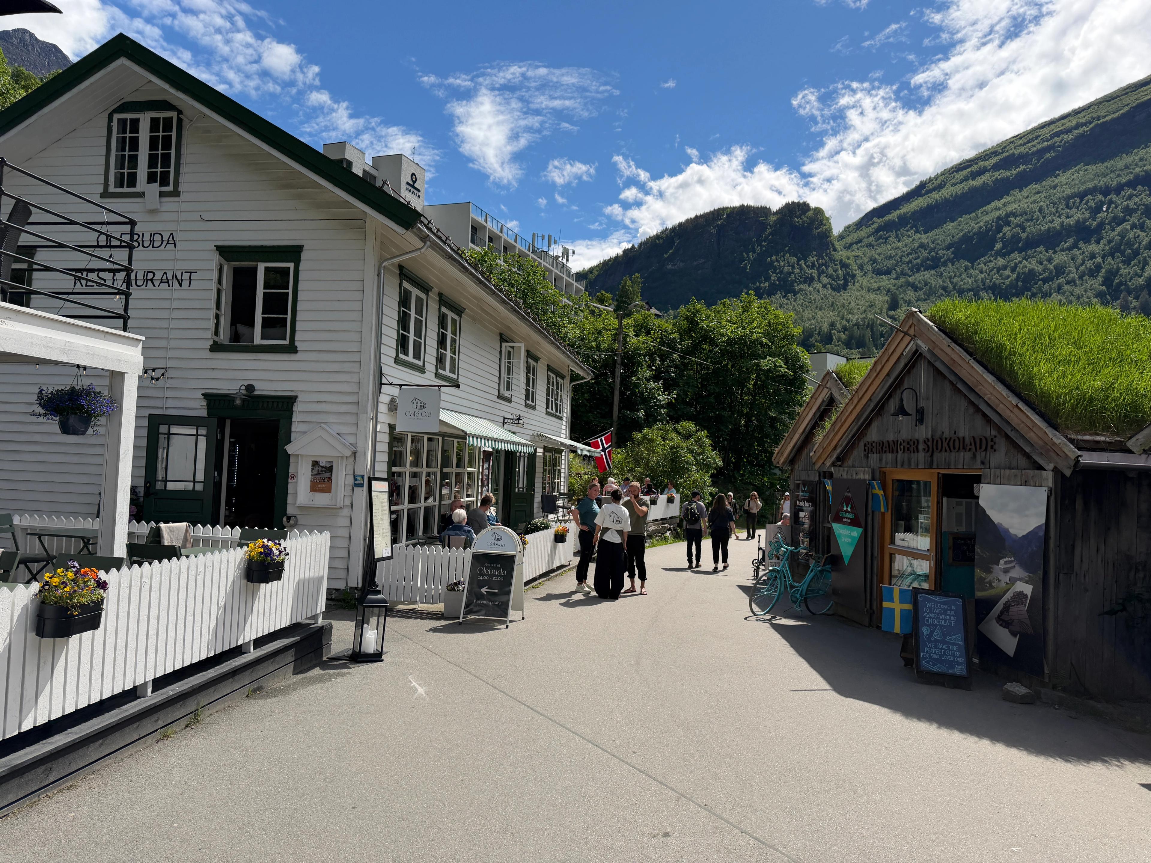 Handlegata i sentrum med Olebuda og Geiranger Sjokolade