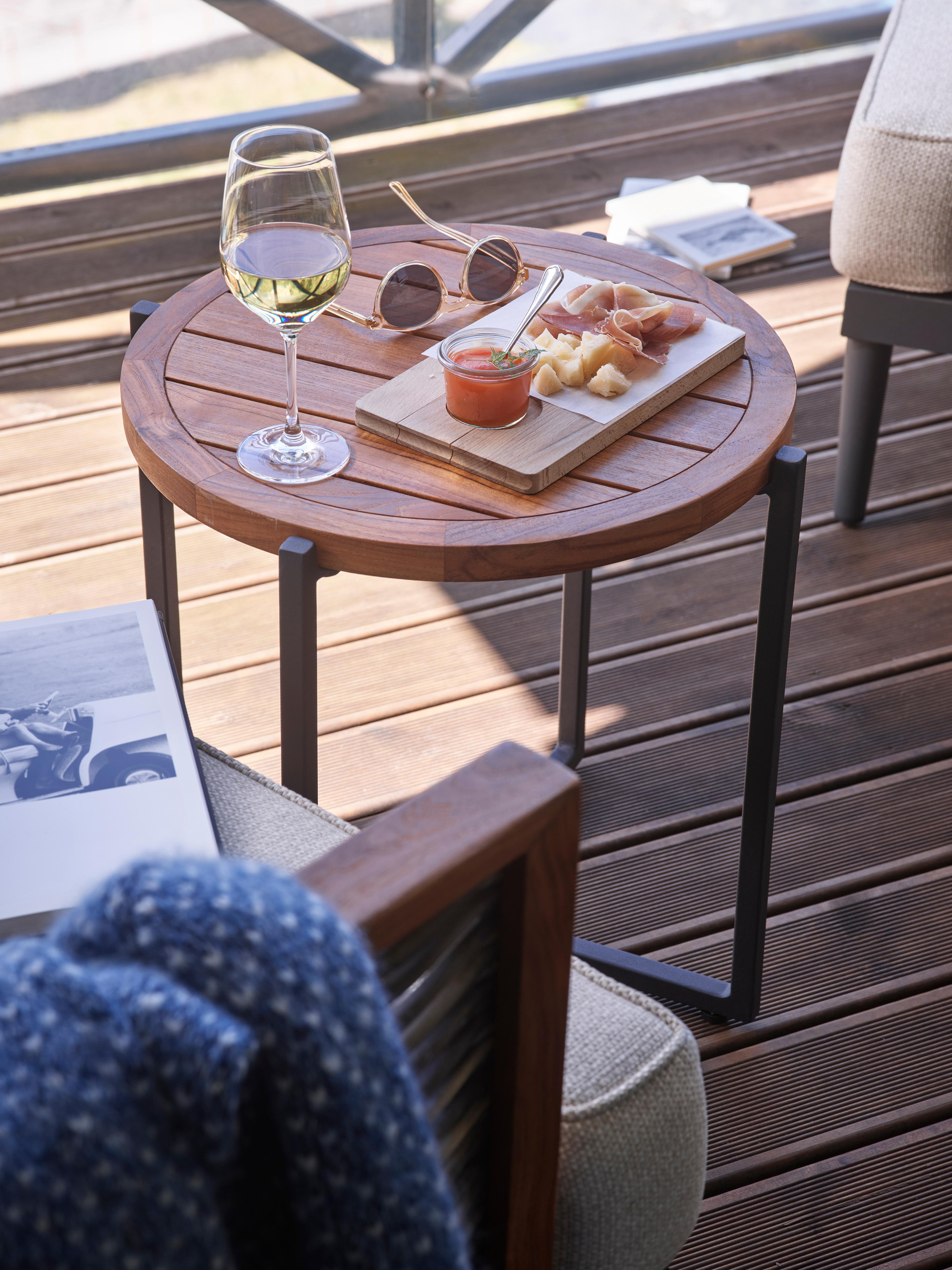 Romsleg terrasse med Slettvoll-møblar