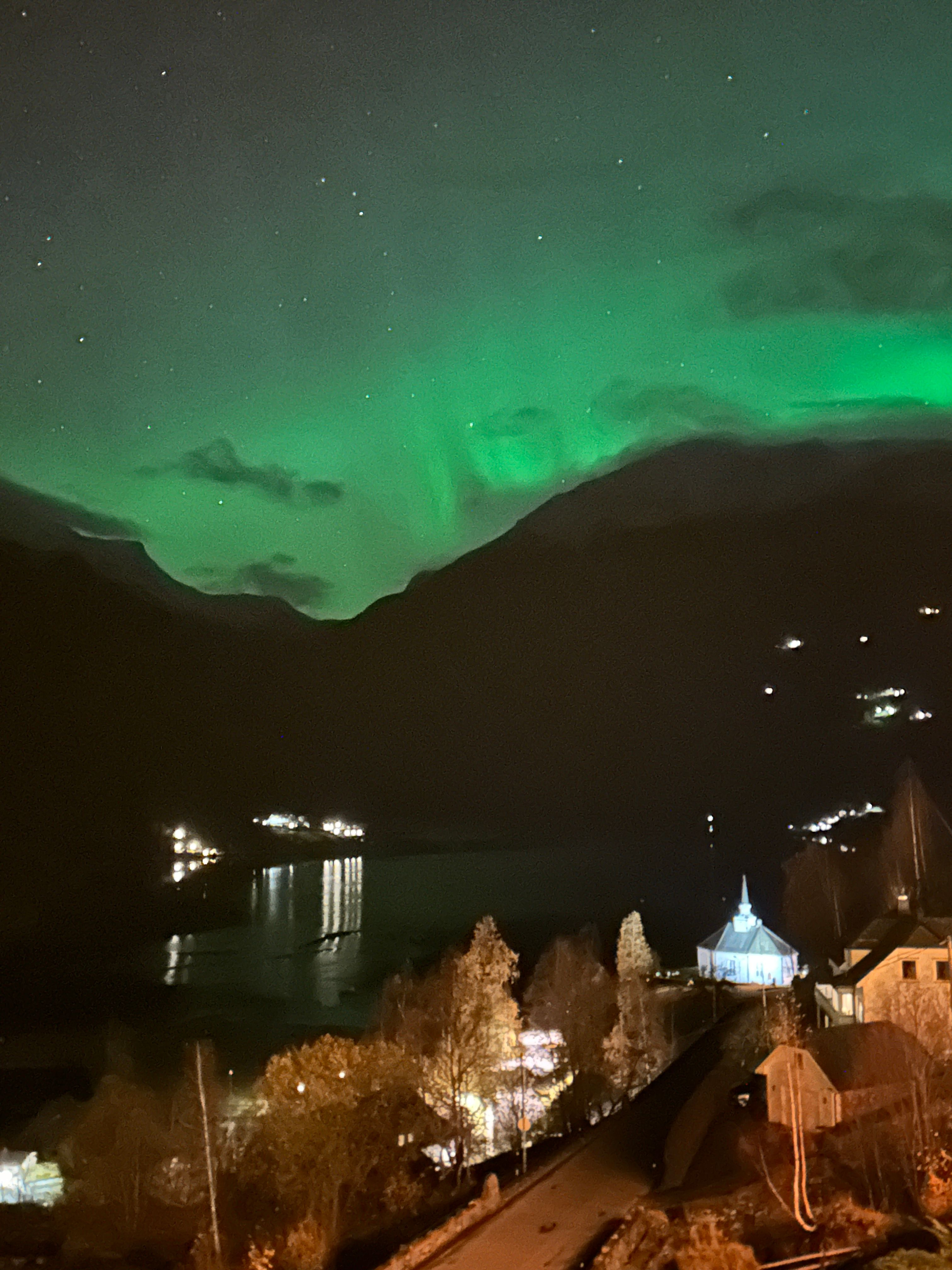 Nordlys i Geiranger - også inspirasjon for behandlinga.