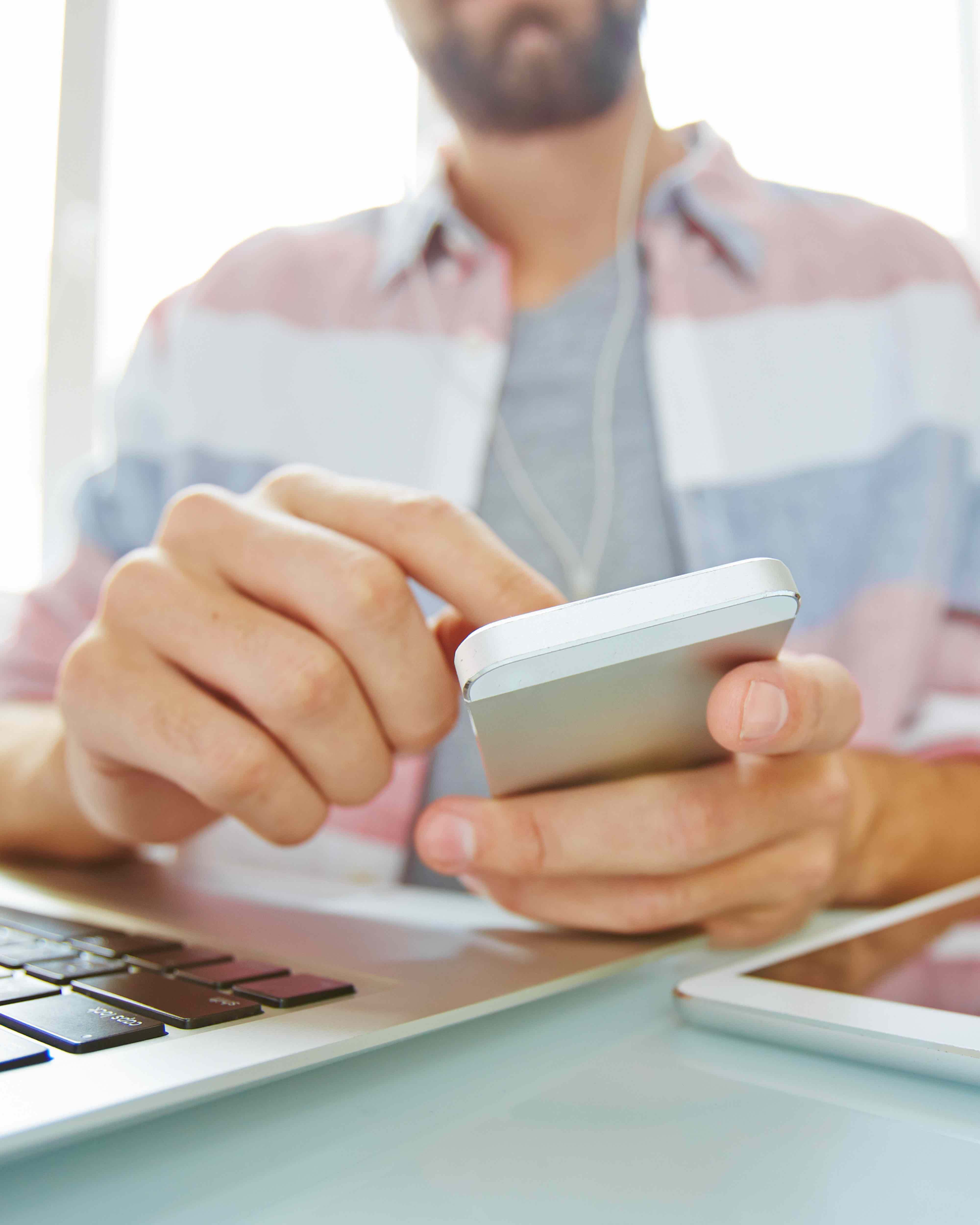 Someone clicking a link in a text message on their phone.