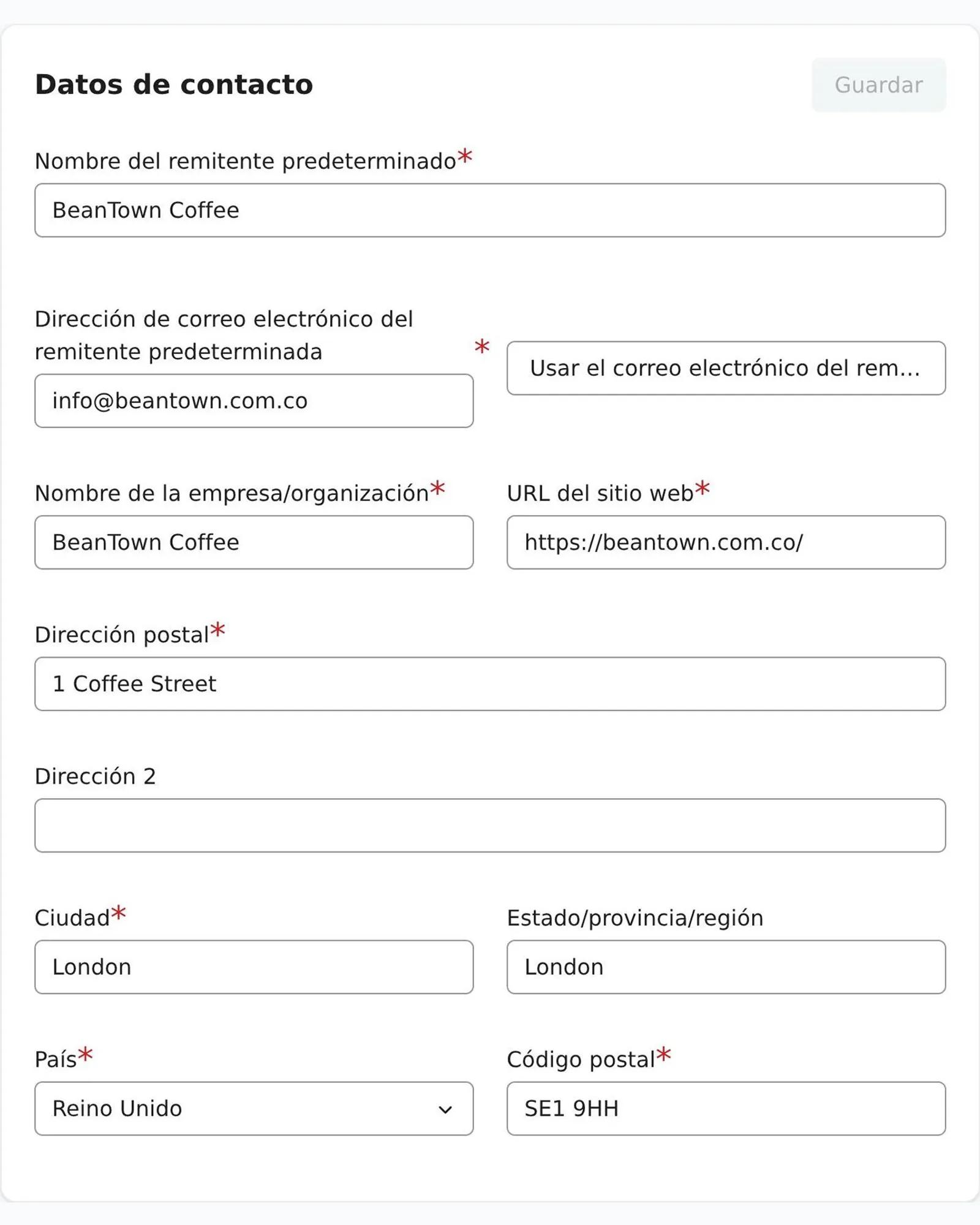 Imagen de la configuración de información del remitente en Klaviyo y la información del remitente en un correo electrónico