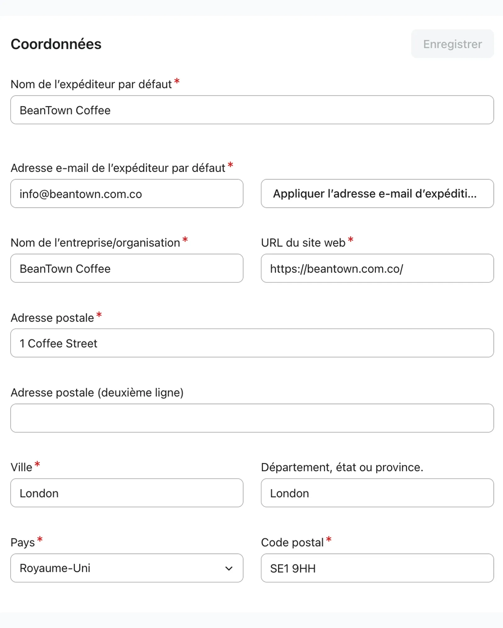 Image des paramètres des informations sur l’expéditeur dans Klaviyo et des informations sur l’expéditeur dans un e-mail