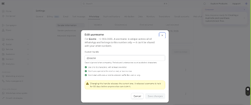 Se muestra una ventana modal para "Editar nombre de usuario" de una cuenta de WhatsApp sobre una página de configuración, con un campo de identificador personalizado, reglas de validación y una advertencia sobre el cambio de nombres de usuario.