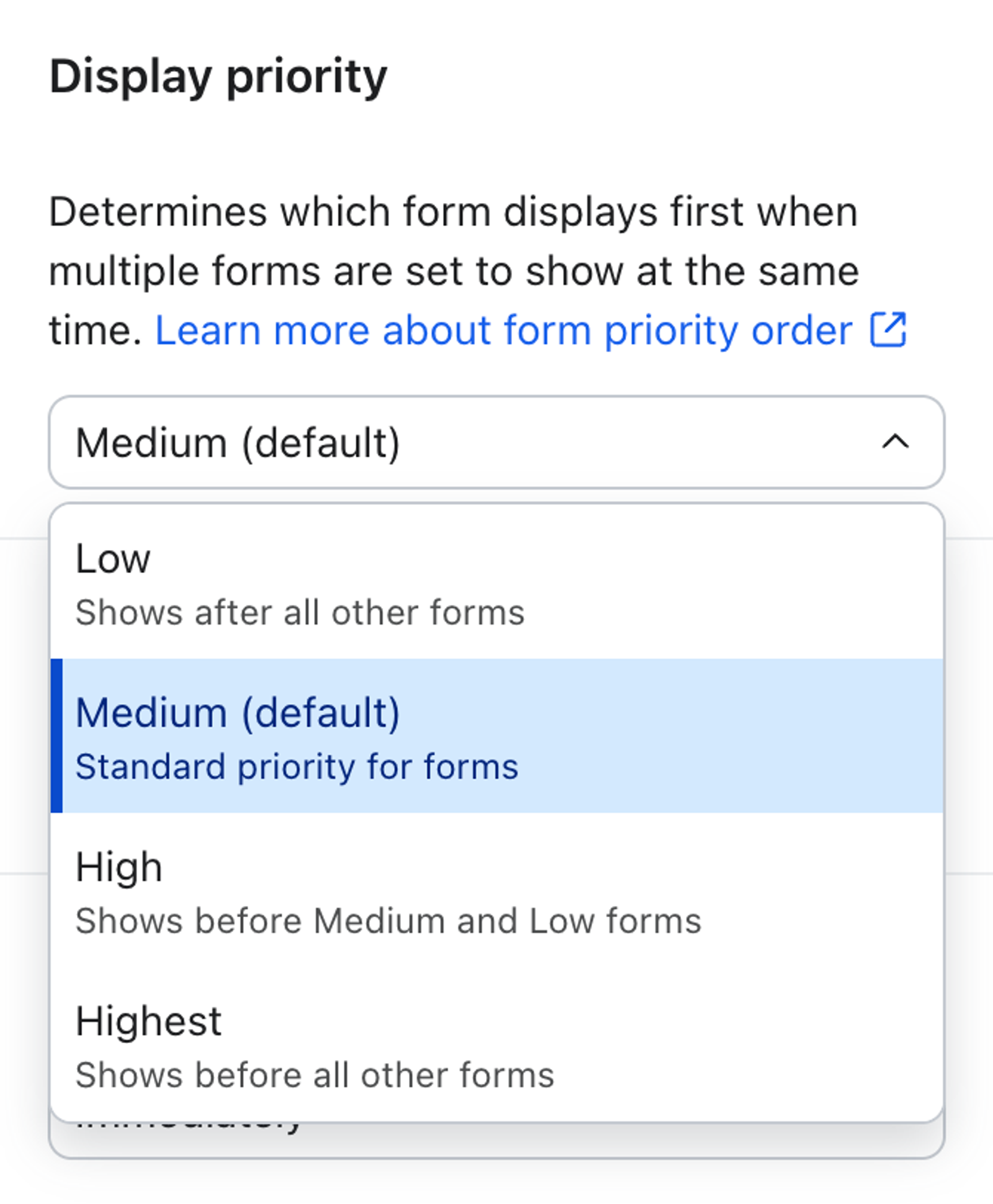 Display priority setting with "Medium (default)" selected, explaining standard priority for forms.