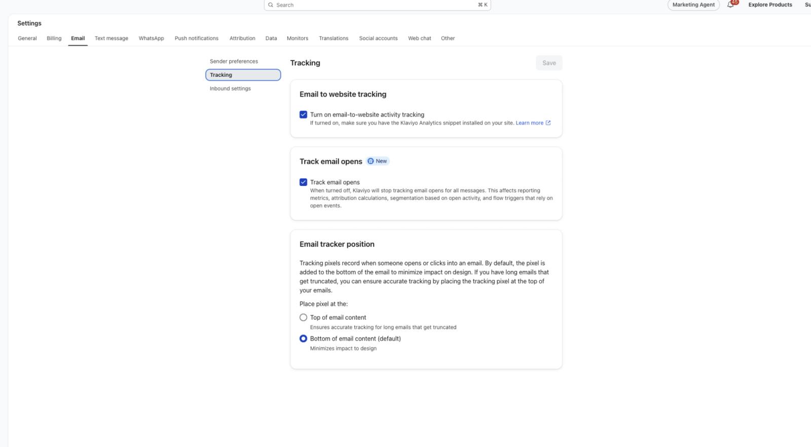 Capture d’écran des paramètres d’e-mail d’une plateforme de marketing numérique, montrant la section « Tracking » avec des options pour le tracking des e-mails vers le site web, les ouvertures trackings des e-mails et la position du suivi des e-mails.