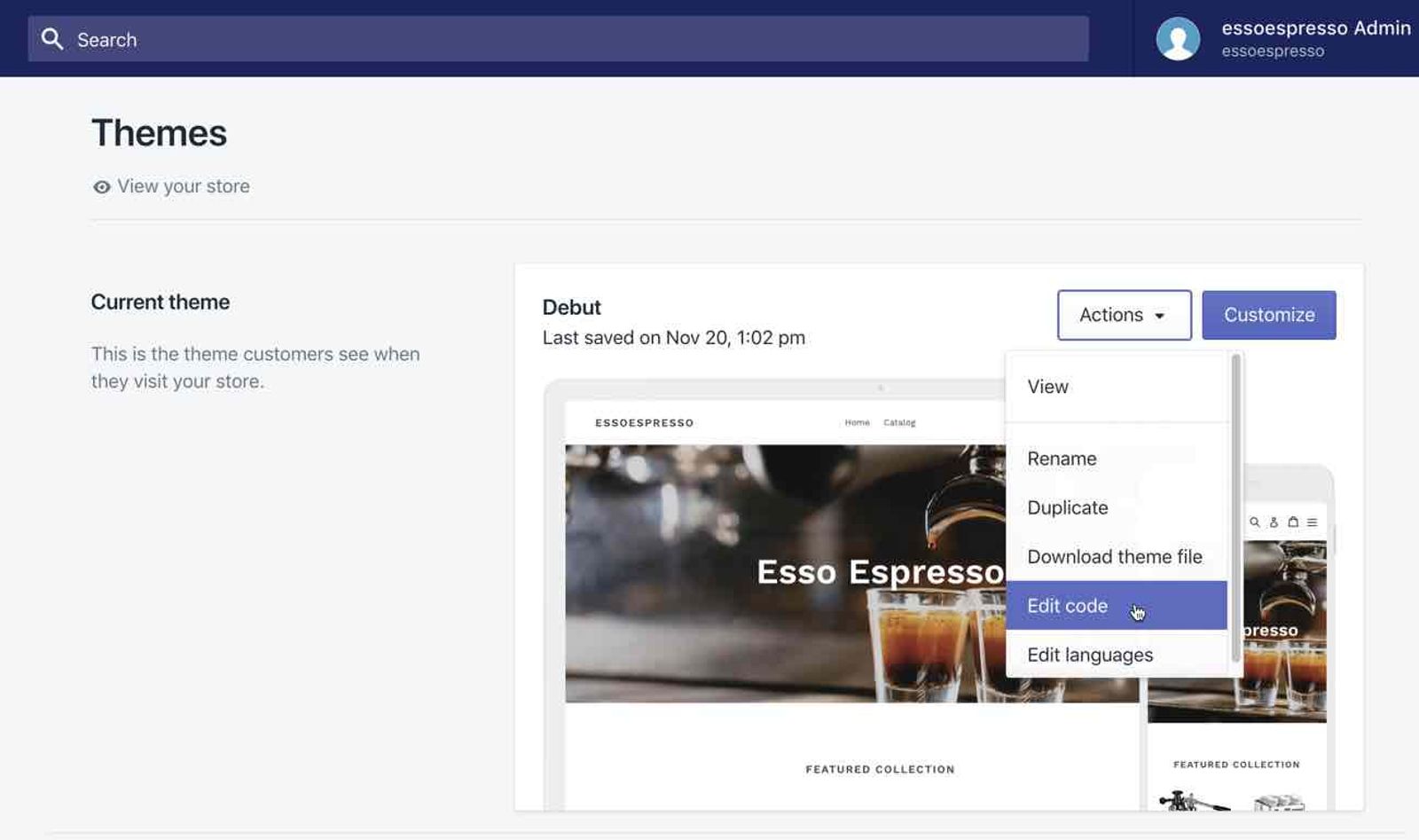 Strona motywów Shopify pokazująca kieliszki do espresso w prawym dolnym rogu z otwartym menu rozwijanym Działania i wybraną opcją Edytuj kod.