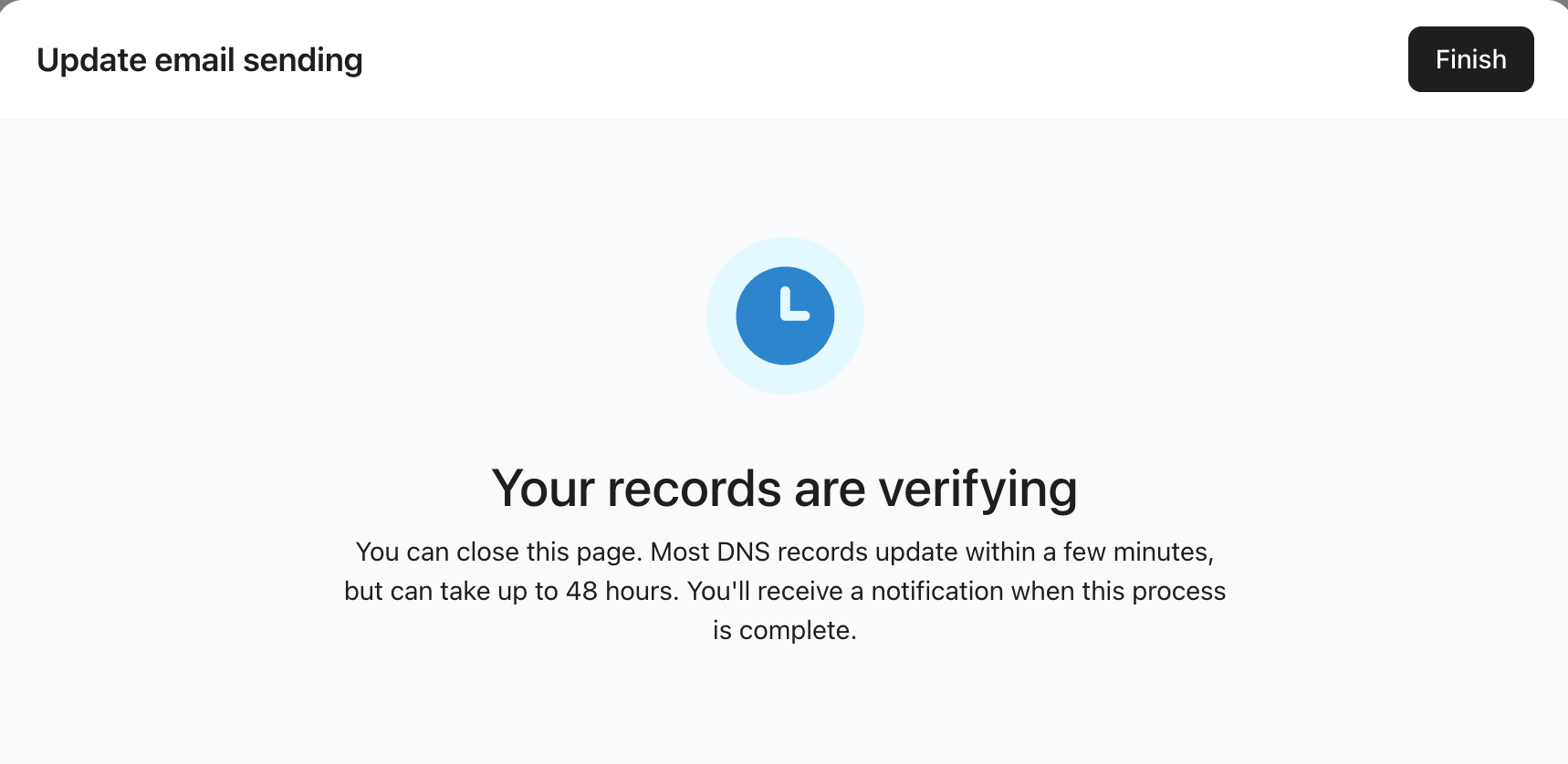 El asistente de migración muestra que se están verificando los registros, e indica que se puede cerrar la página y que la mayoría de los registros DNS se actualizan en unos minutos, pero puede tardar hasta 48 horas.