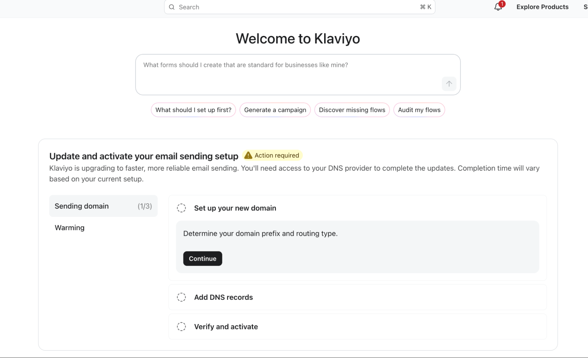La tarjeta Actualiza y activa la configuración de envío de email en la página de inicio del panel de Klaviyo, con los pasos Dominio de envío y warming enumerados junto a Configura el nuevo dominio, Añade registros DNS y Verifica y activa.