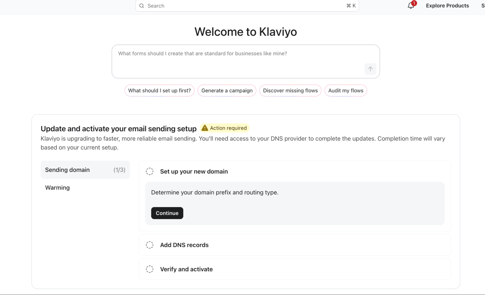 La tarjeta Actualiza y activa la configuración de envío de email en la página de inicio del panel de Klaviyo, con los pasos Dominio de envío y warming enumerados junto a Configura el nuevo dominio, Añade registros DNS y Verifica y activa.