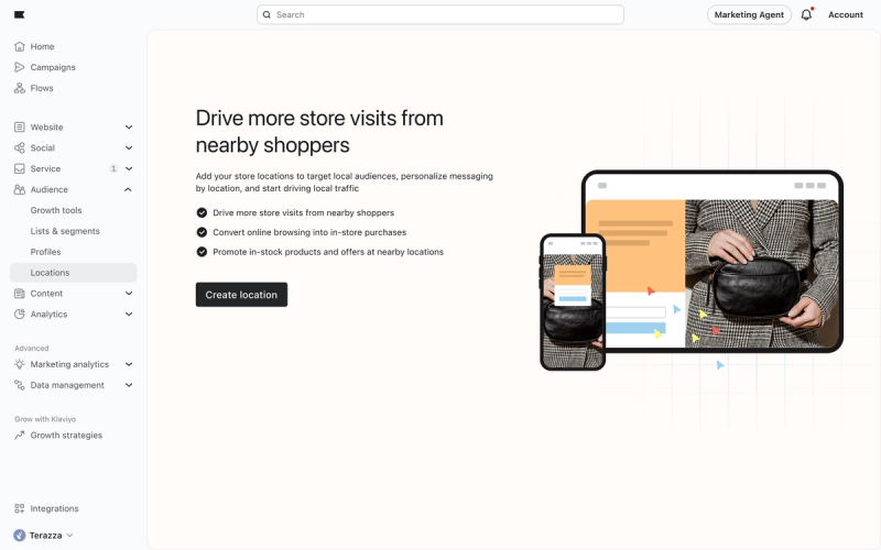 Una interfaz de plataforma de marketing para impulsar las visitas a las tiendas de los compradores cercanos, con un botón "Crear ubicación" y pantallas ilustrativas de tabletas y teléfonos que muestran un producto de comercio electrónico.