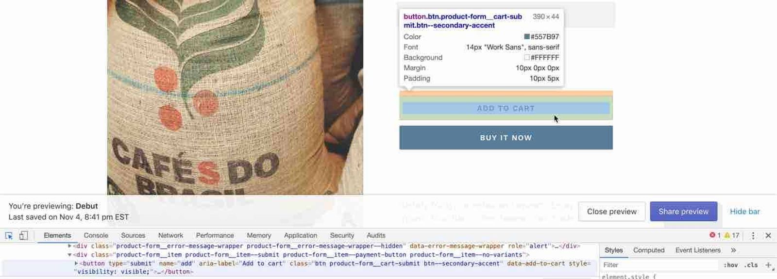 Page produit avec un sac de café sur la gauche et la console ouverte sur l’onglet « Elements » (Éléments), avec la fenêtre contextuelle d’inspection des éléments au-dessus de « Add to Cart » (Ajouter au panier) et le code du bouton mis en évidence dans la console