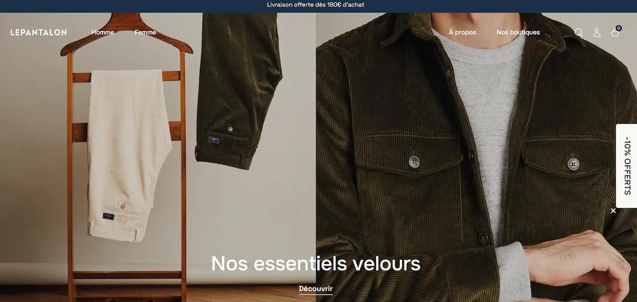 Pantalon en velours beige suspendu et veste en velours vert portée. Texte : "Nos essentiels velours". Marque : LEPANTALON.