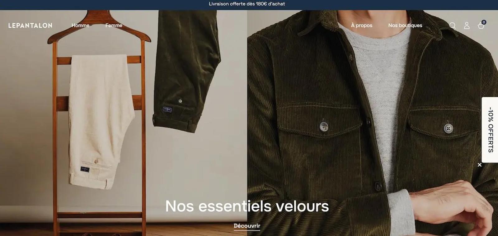 Pantalon en velours beige suspendu et veste en velours vert portée. Texte : "Nos essentiels velours". Marque : LEPANTALON.