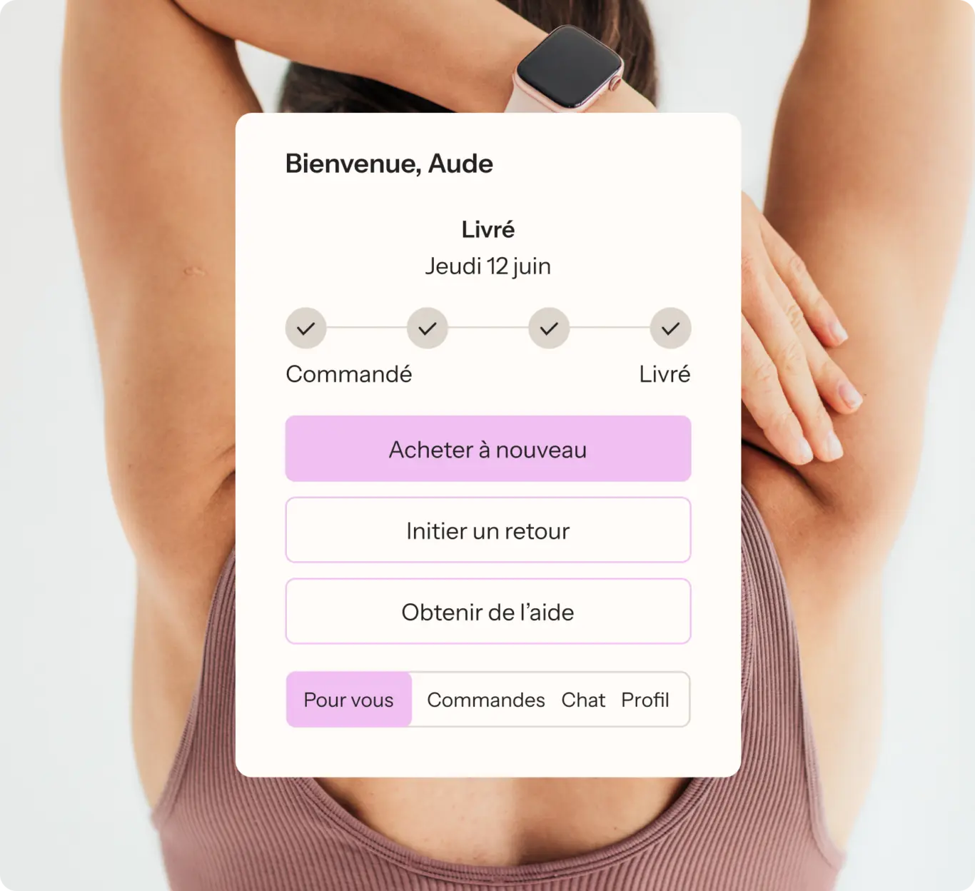 Une femme portant une montre connectée s'étire, avec une interface numérique en surimpression affichant le suivi d'une commande livré.