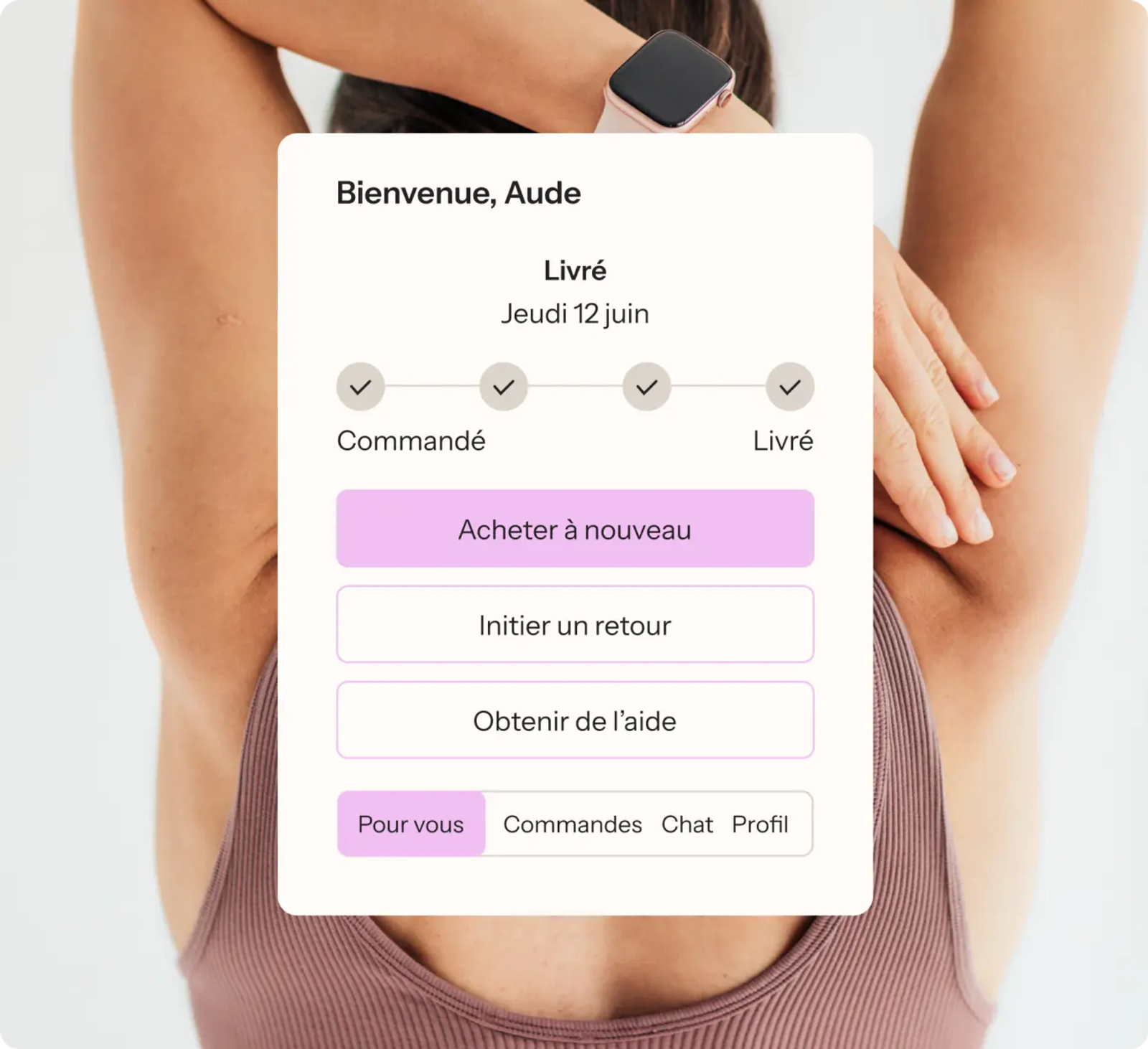 Une femme portant une montre connectée s'étire, avec une interface numérique en surimpression affichant le suivi d'une commande livré.