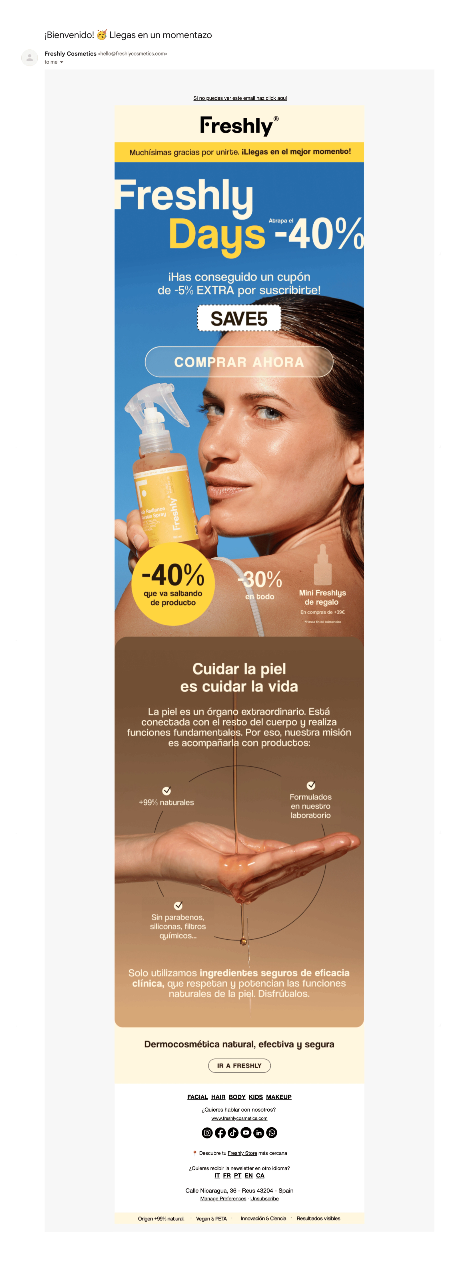 Captura de un email de bienvenida de Freshly Cosmetics con la promoción del 40 % y un cupón de suscripción, junto a una modelo con un protector térmico capilar de la marca.