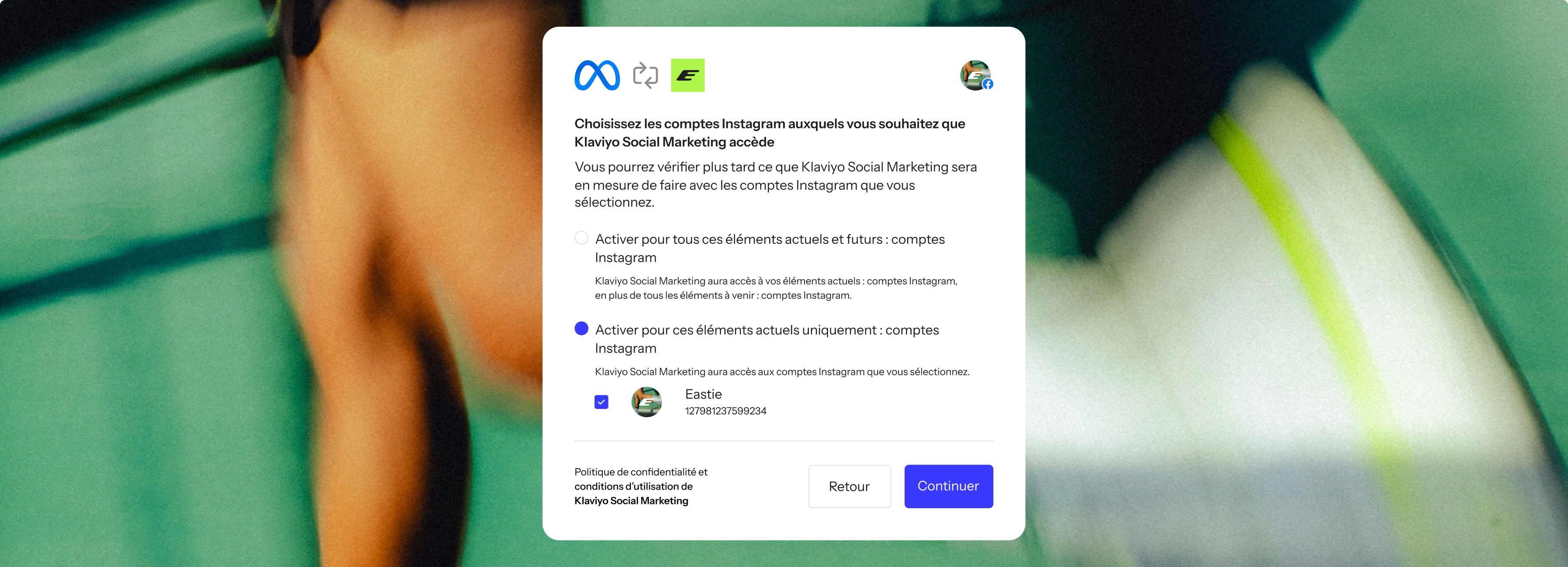 A Meta pop-up in French for selecting Instagram accounts to grant access to Klaviyo Social Marketing, with options for current and future or only current accounts.