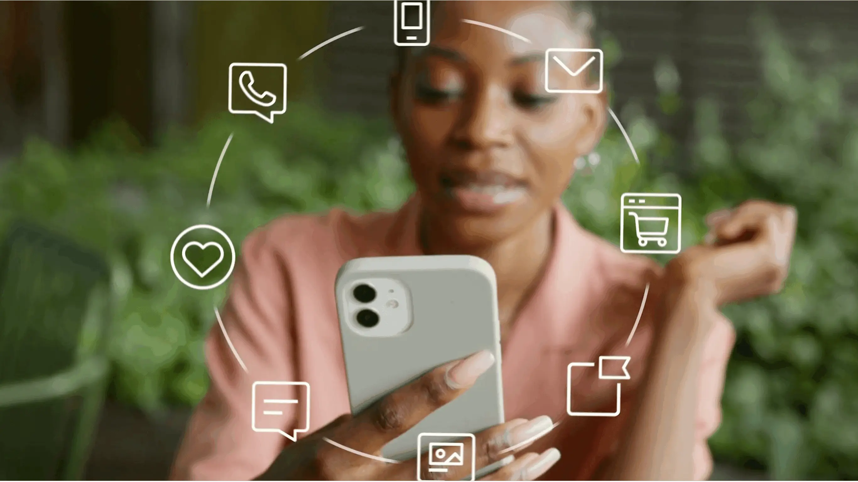 Frau hält Smartphone, umgeben von Symbolen für Kommunikation und E-Commerce, wie Nachrichten, Telefon und Einkaufswagen.