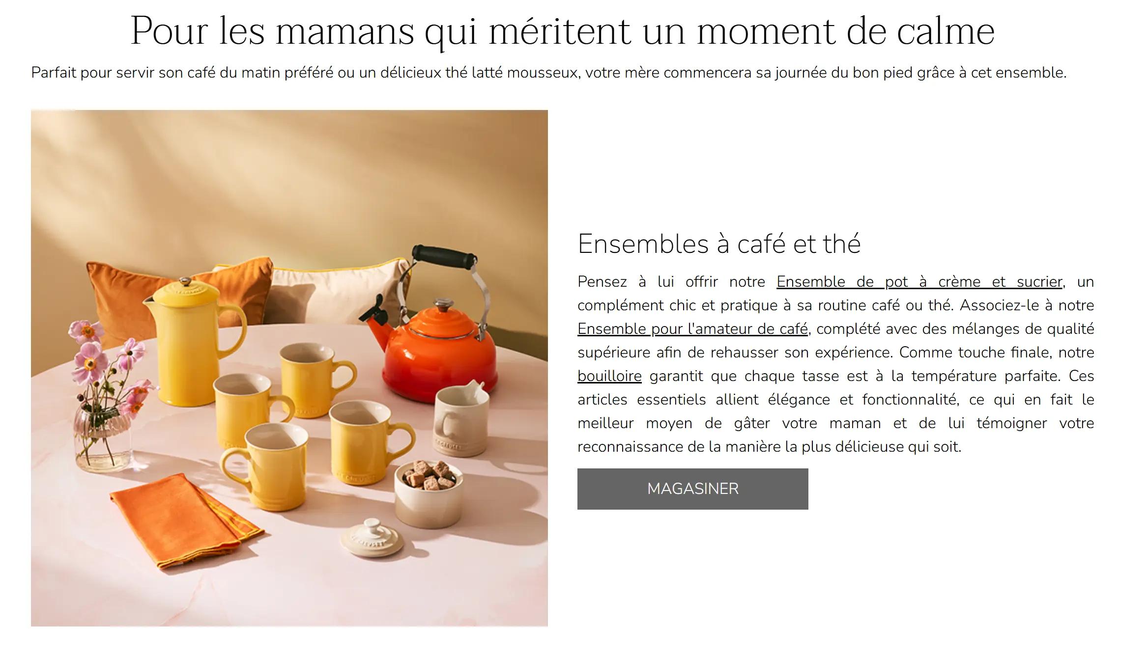 Service à thé et café Le Creuset en céramique jaune et bouilloire orange, accompagné de tasses, sucrier et laitier, présenté sur une table chaleureuse avec nappe orange et fleurs – idée cadeau pour une pause bien-être à la Fête des Mères.