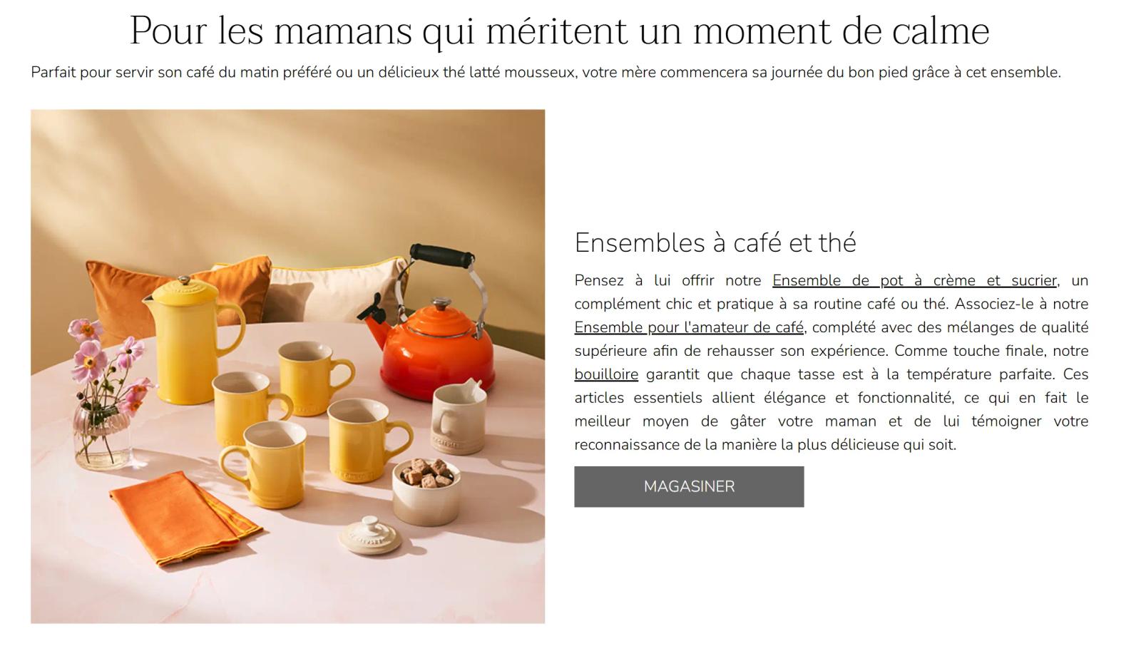 Service à thé et café Le Creuset en céramique jaune et bouilloire orange, accompagné de tasses, sucrier et laitier, présenté sur une table chaleureuse avec nappe orange et fleurs – idée cadeau pour une pause bien-être à la Fête des Mères.
