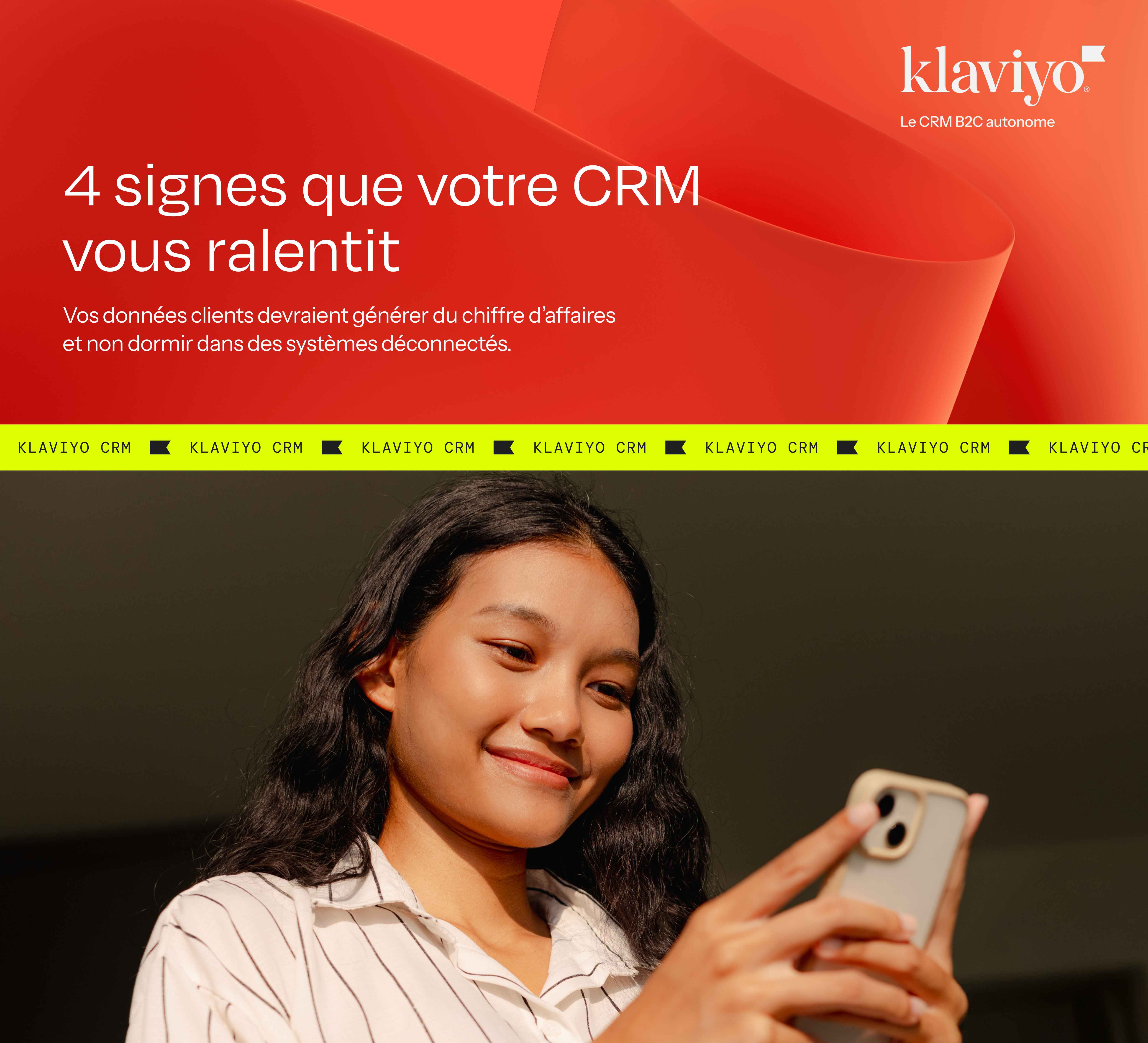 Klaviyo ad featuring a smiling woman looking at her phone, with French text: "4 signes que votre CRM vous ralentit" (4 signs your CRM is slowing you down).