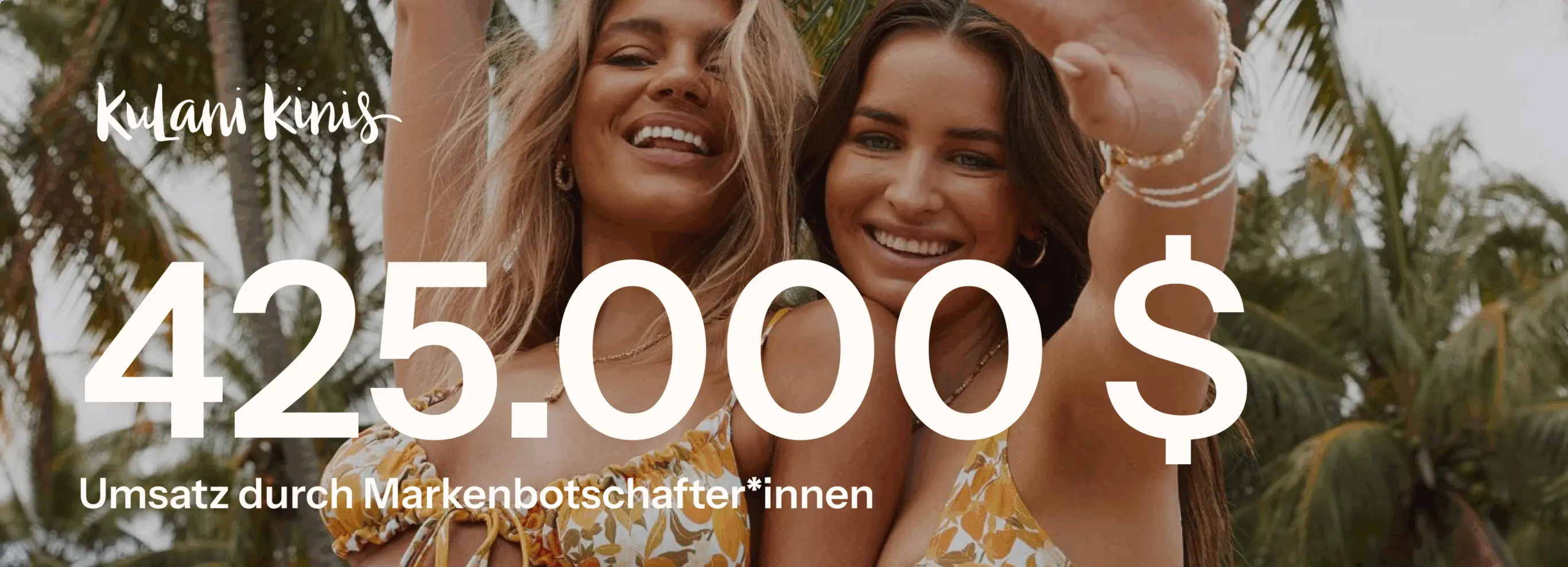 Zwei lächelnde Frauen in Bikinis, Text: "Kulani Kinis, 425.000 $, Umsatz durch Markenbotschafter*innen".