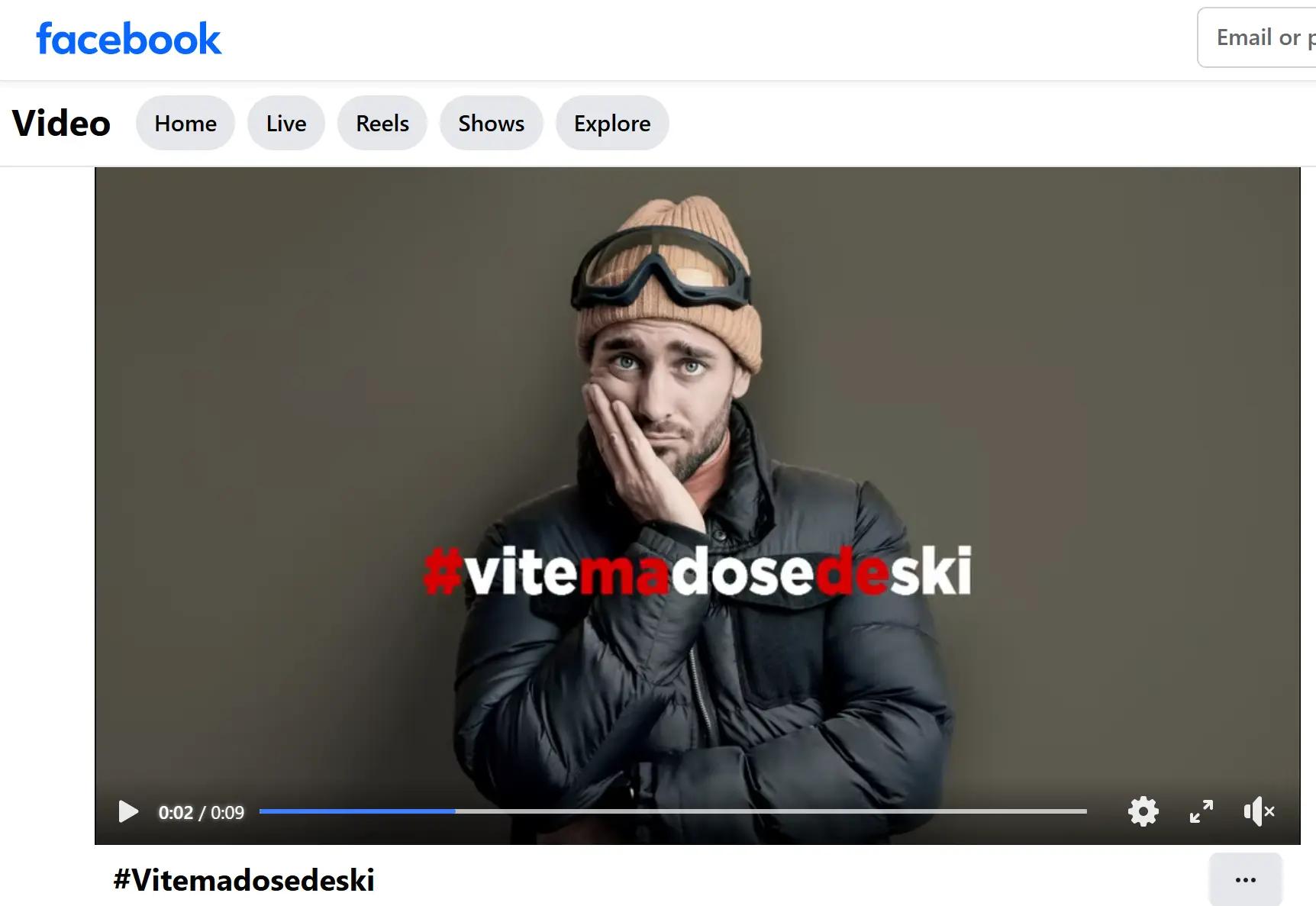 Vidéo Facebook avec un homme portant un bonnet et des lunettes de ski, affichant une expression déçue. Le hashtag #vitemadosedeski apparaît à l’écran, illustrant une campagne marketing pour inciter au retour sur les pistes.