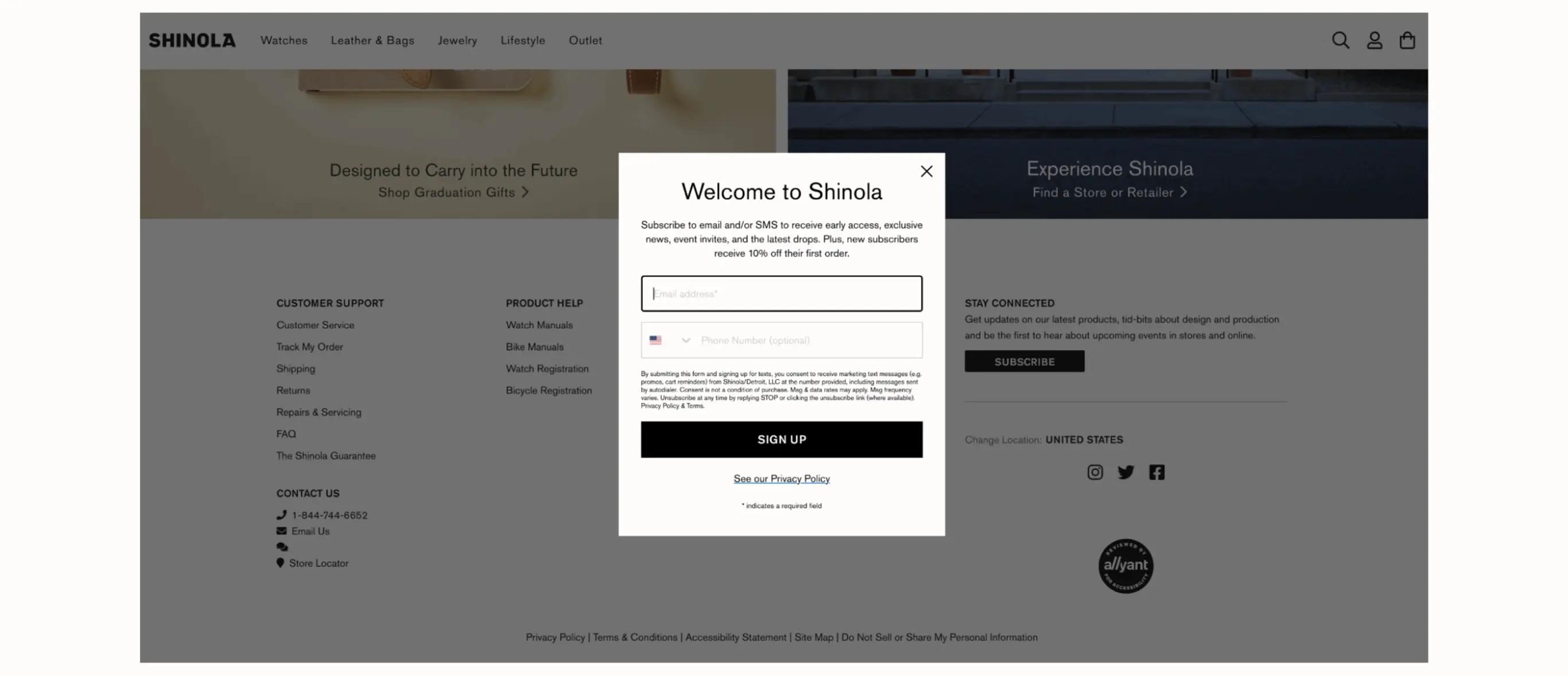 La imagen muestra un formulario de registro de solo texto en el sitio web de Shinola. El texto indica: «Te damos la bienvenida a Shinola. Suscríbete a los correos electrónicos o SMS para tener acceso anticipado y acceder a noticias exclusivas, invitaciones a eventos y los últimos lanzamientos. Además, los nuevos suscriptores reciben un 10 % de descuento en el primer pedido». Los campos del formulario incluyen el correo electrónico y el número de teléfono.