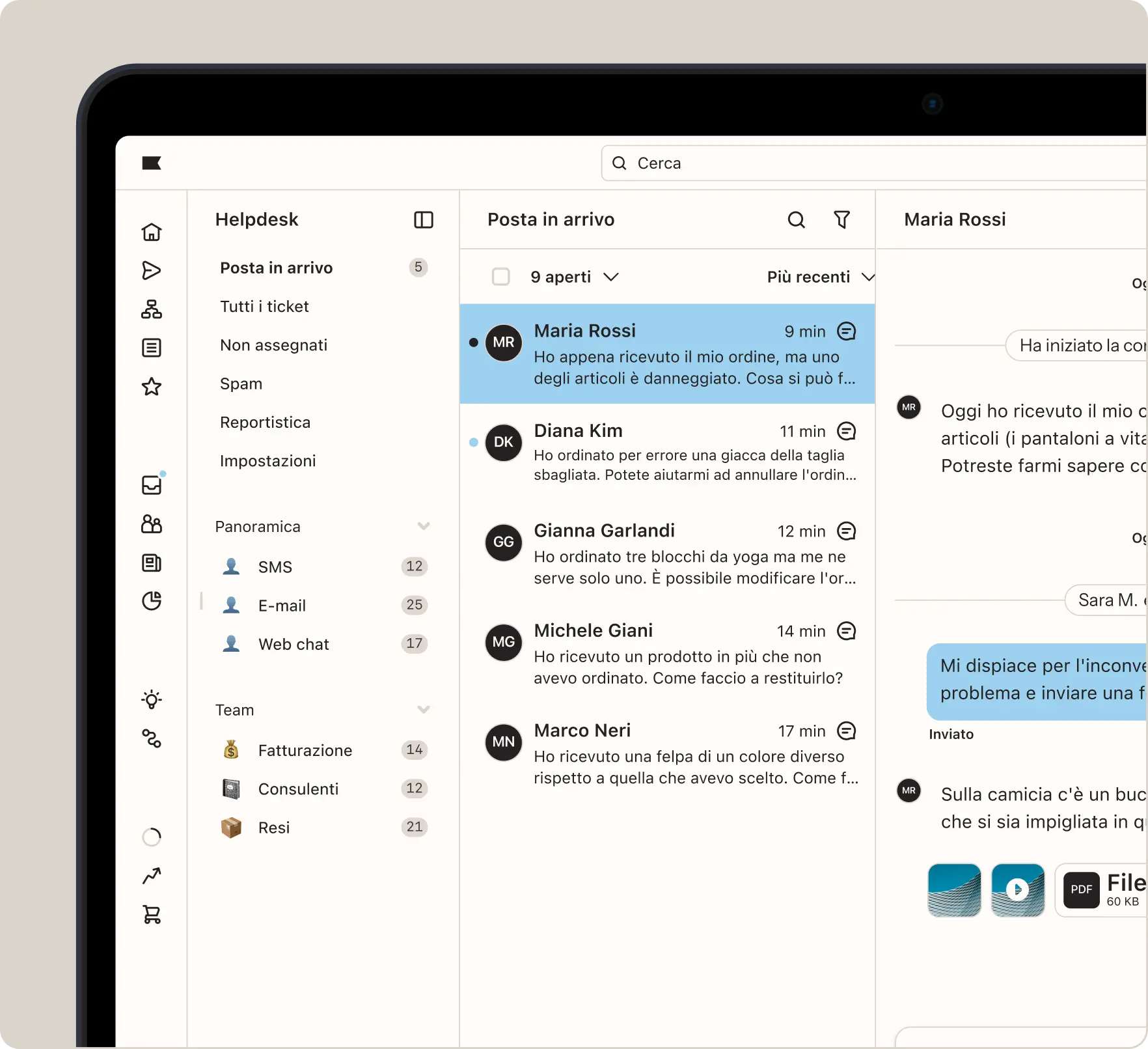 Interfaccia di un software di helpdesk su un computer, con una lista di email nella posta in arrivo. Conversazione aperta con Maria Rossi.