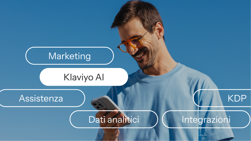 Un uomo sorridente guarda il suo telefono tra etichette per Klaviyo AI, Marketing, Service, Analytics, Klaviyo Data Platform e integrazioni.