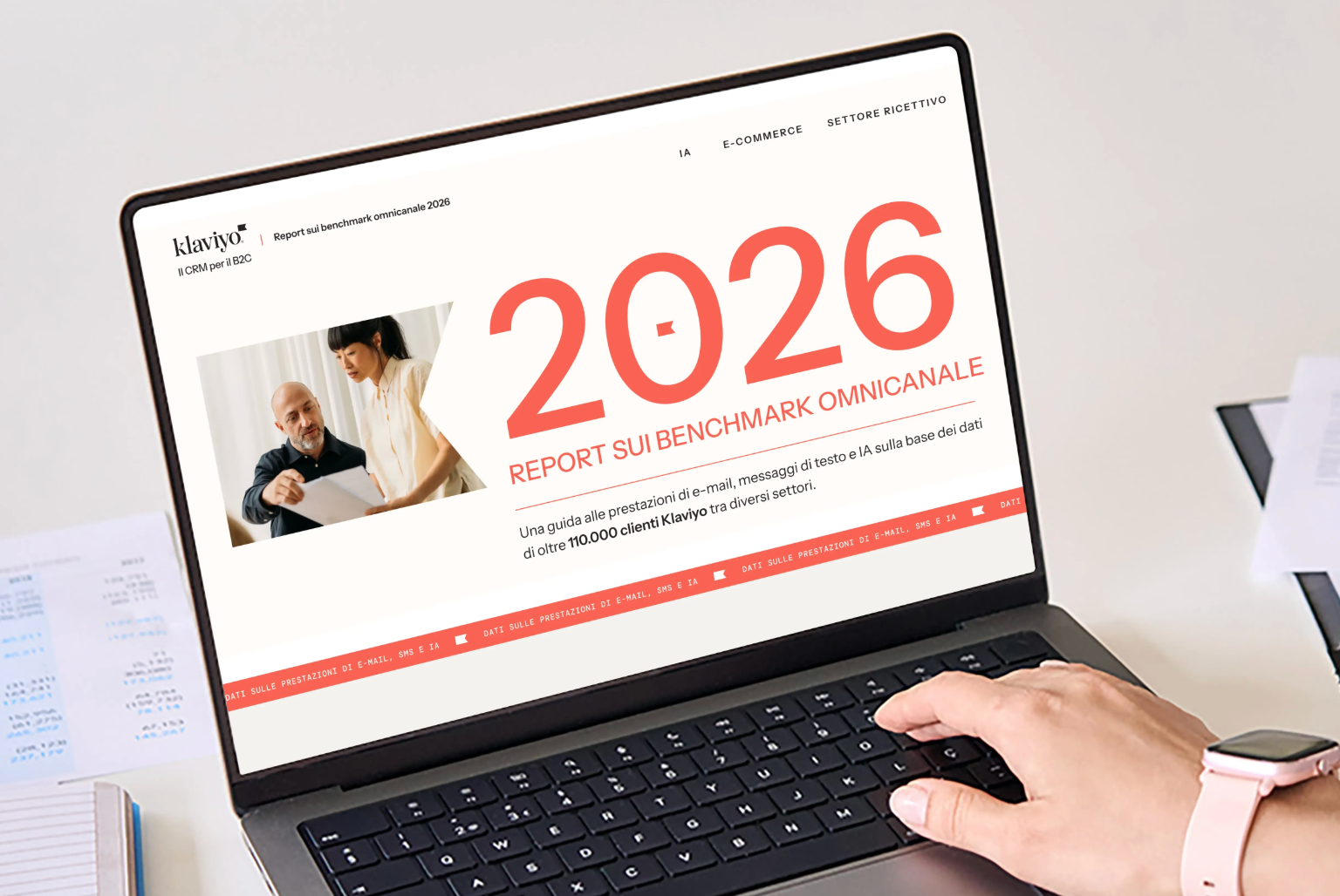 Un laptop visualizza una pagina web di Klaviyo intitolata "Report sui Benchmark Omnicanale 2026".