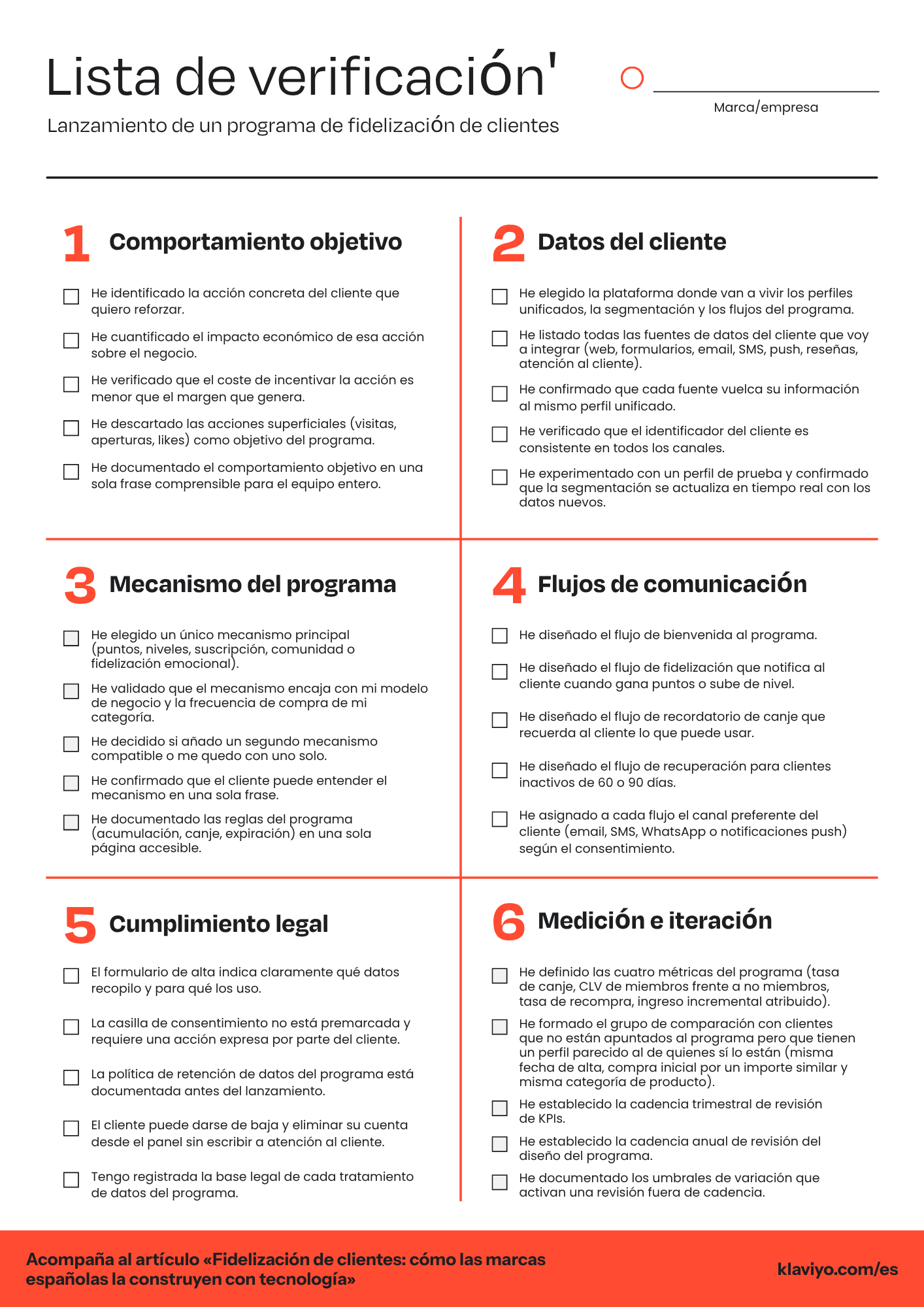 Una infografía de Klaviyo en español estructurada en una cuadrícula de seis secciones numeradas con casillas de verificación que detallan los pasos para el lanzamiento de un programa de fidelización de clientes, abarcando desde el comportamiento objetivo y los datos del cliente hasta el cumplimiento legal y la medición.