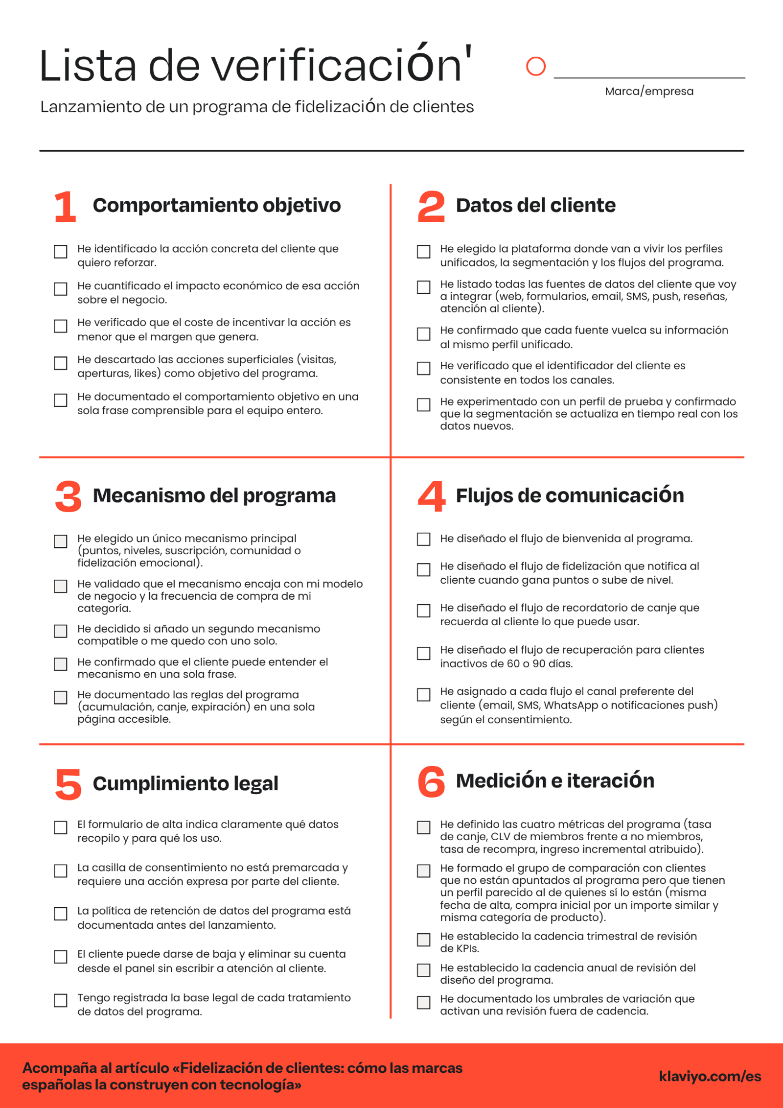 Una infografía de Klaviyo en español estructurada en una cuadrícula de seis secciones numeradas con casillas de verificación que detallan los pasos para el lanzamiento de un programa de fidelización de clientes, abarcando desde el comportamiento objetivo y los datos del cliente hasta el cumplimiento legal y la medición.