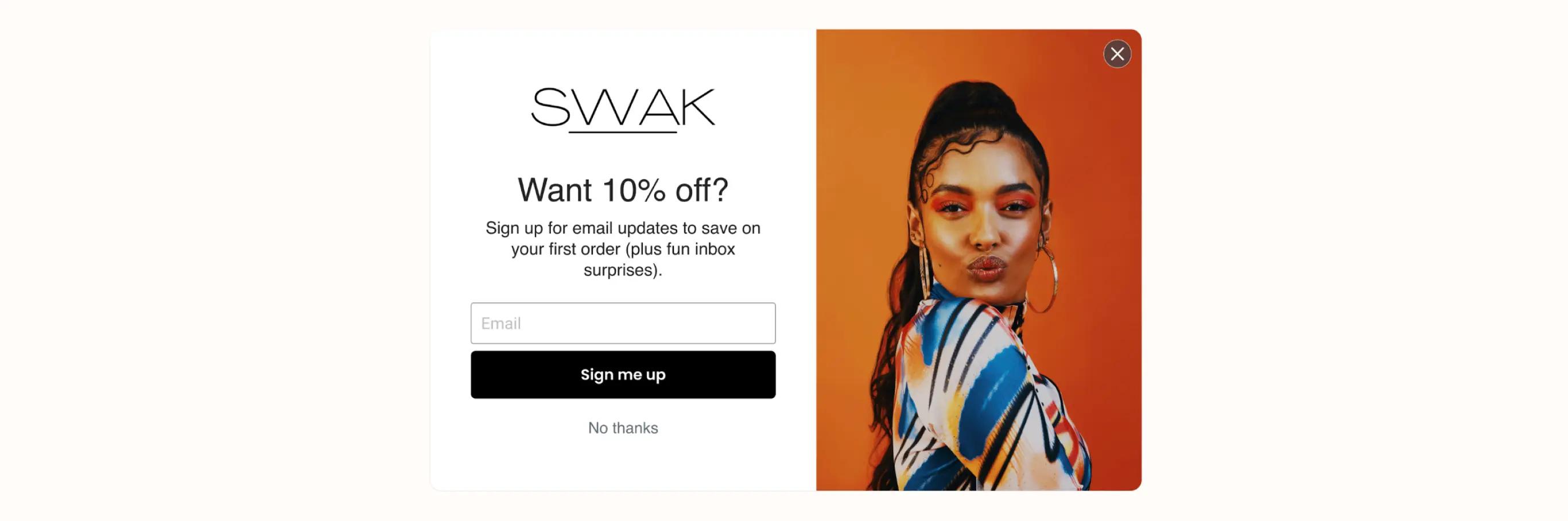 SWAK-Anmeldung mit 10 % Rabattangebot, daneben eine Frau mit buntem Oberteil vor orangefarbenem Hintergrund.