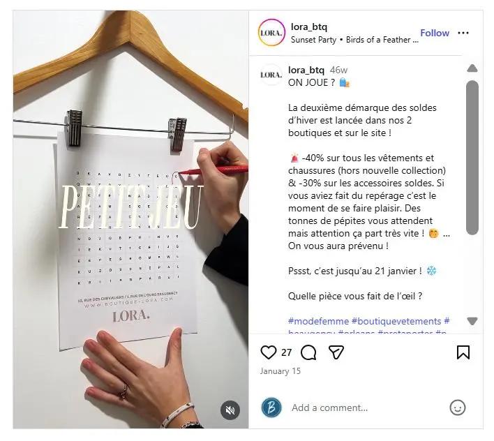 Personne complétant une grille de mots avec un stylo rouge, texte "PETIT JEU" superposé. Affiche accrochée à un cintre.