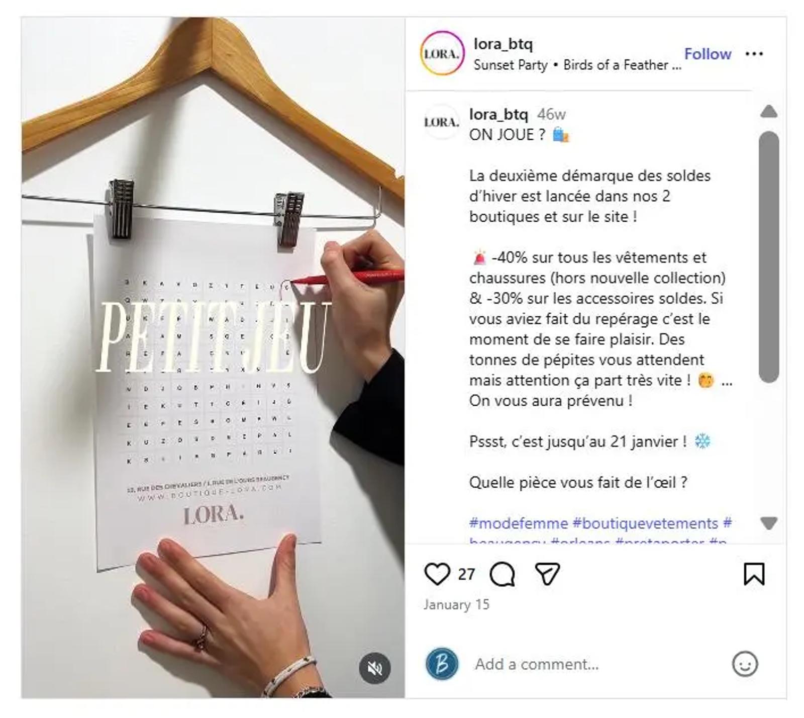 Personne complétant une grille de mots avec un stylo rouge, texte "PETIT JEU" superposé. Affiche accrochée à un cintre.