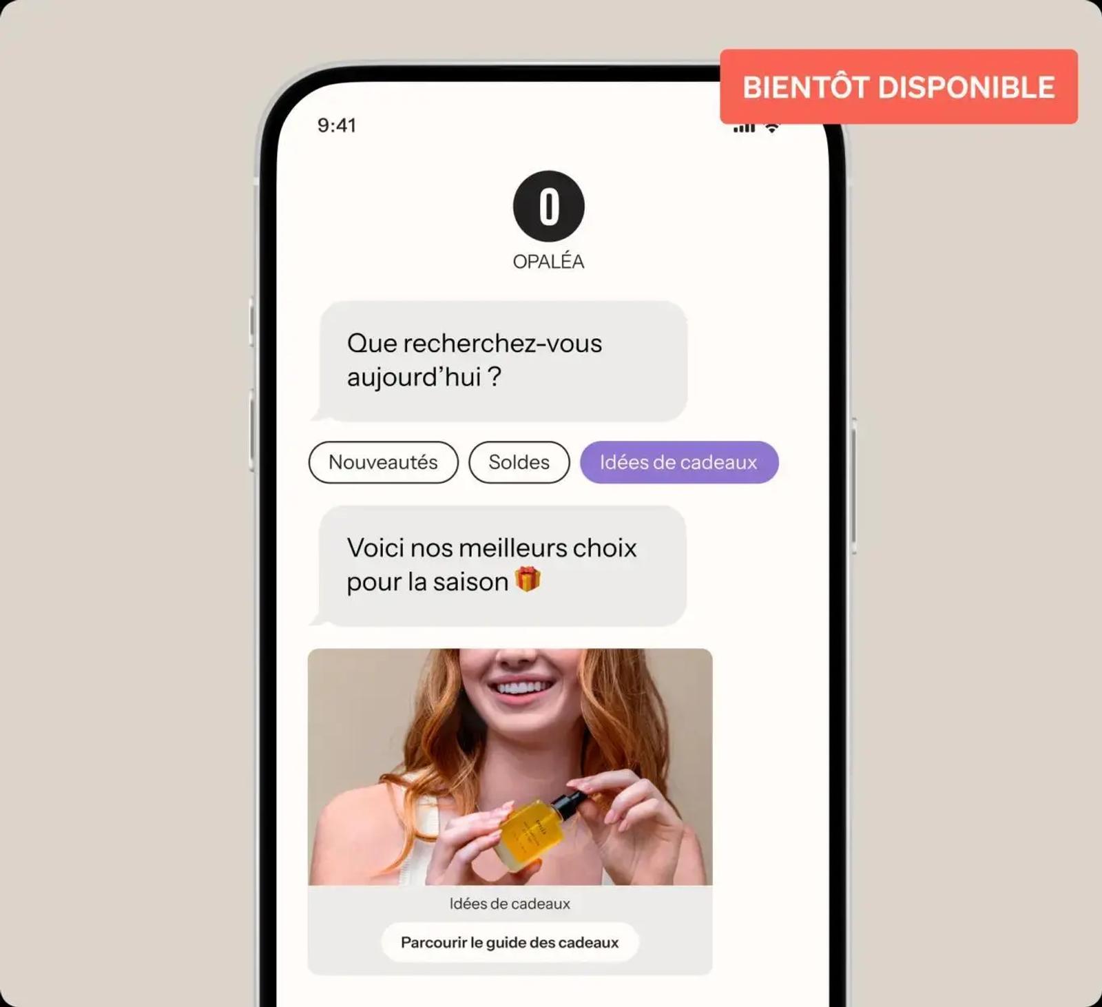 Écran de smartphone affichant une conversation avec "OPALÉA" sur des idées de cadeaux, avec une image d'une femme tenant un flacon. Texte "BIENTÔT DISPONIBLE".