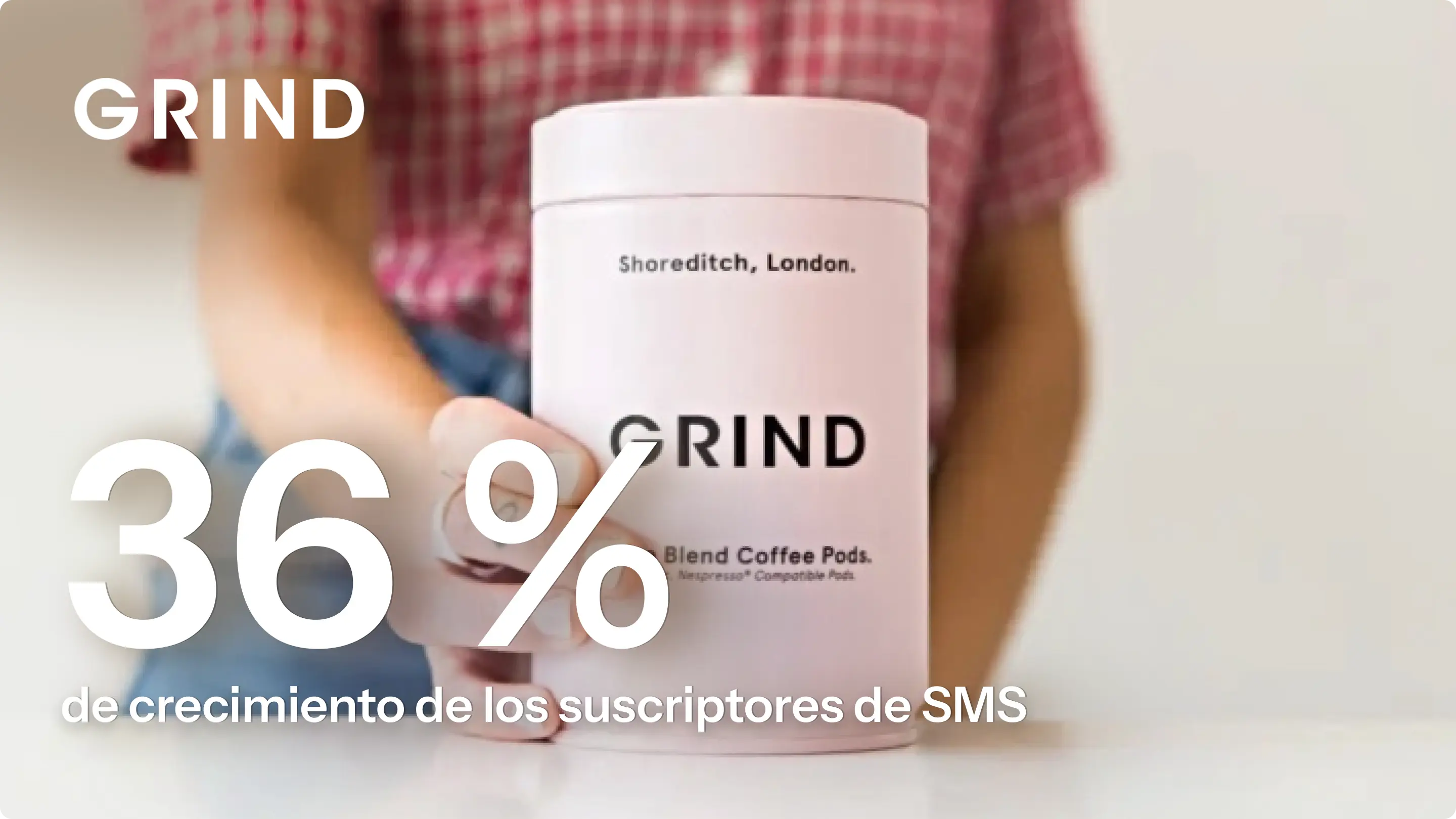 Envase de café GRIND sostenido por una persona, con texto que indica un 36% de crecimiento de suscriptores de SMS.