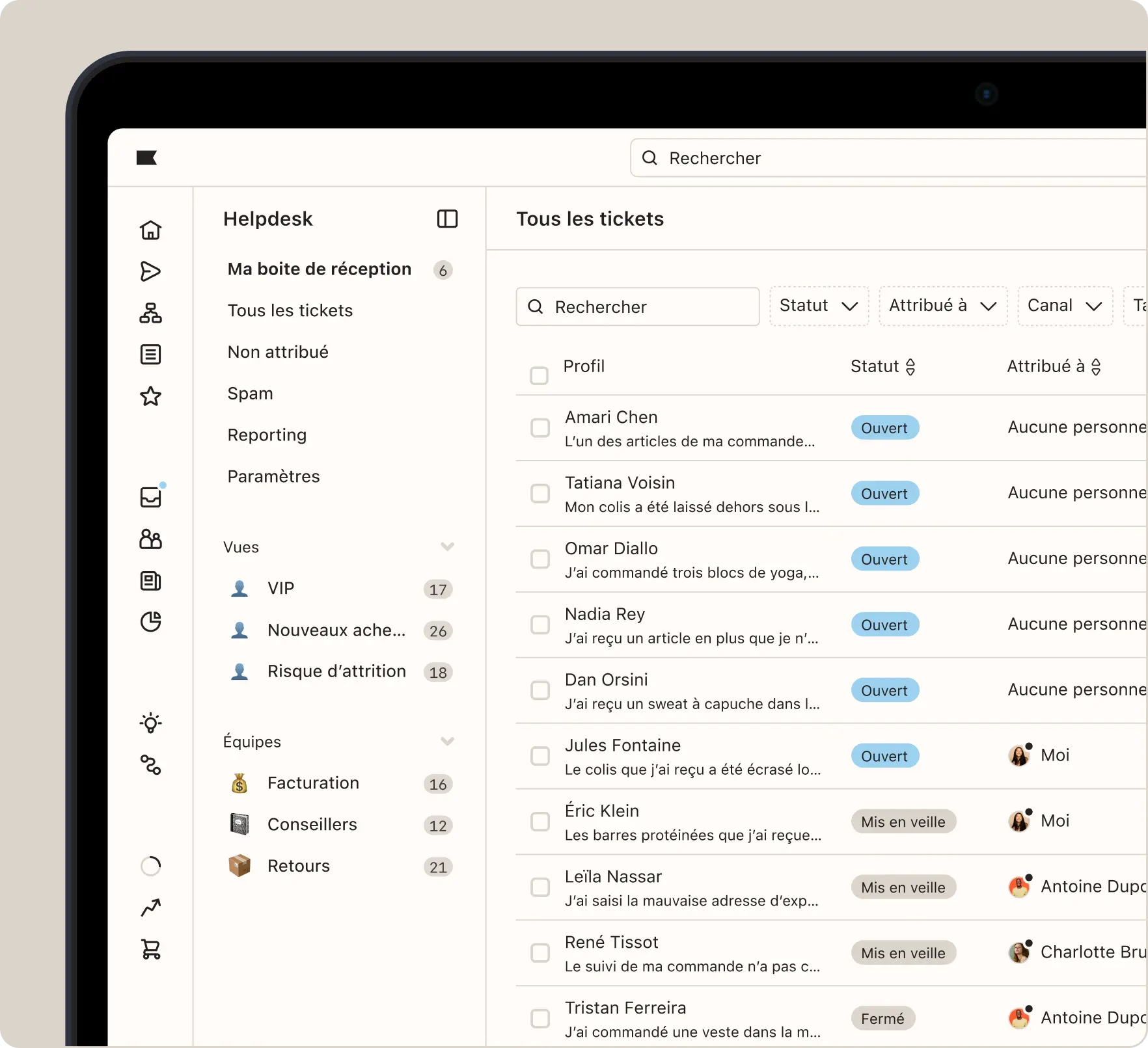 Interface d'un logiciel de helpdesk montrant une liste de tickets avec leur statut, attribué à, et autres détails.