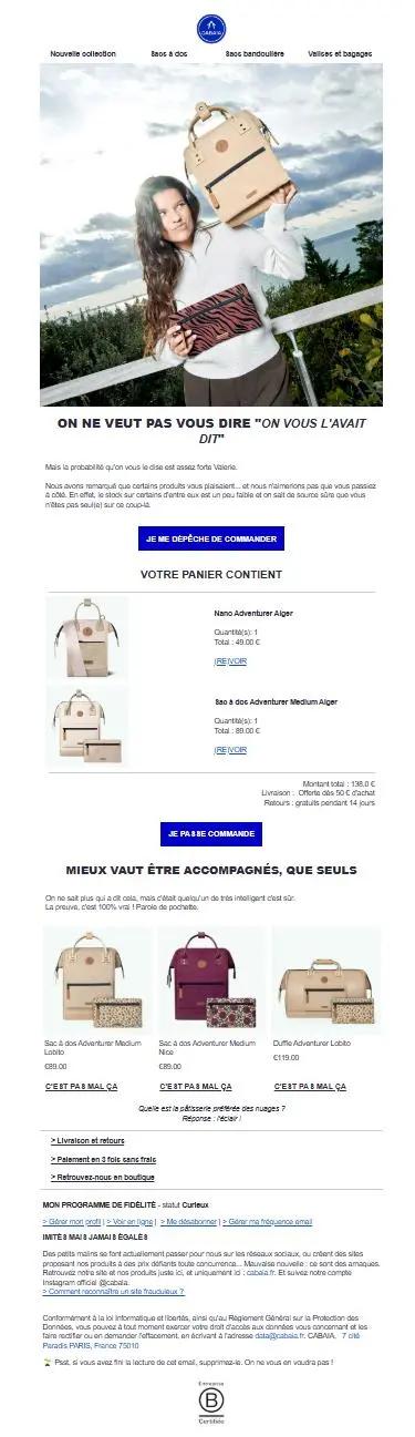 Femme tenant un sac à dos Cabaia beige, texte promotionnel en dessous. Aperçu de produits dans un panier d'achat avec prix et options.